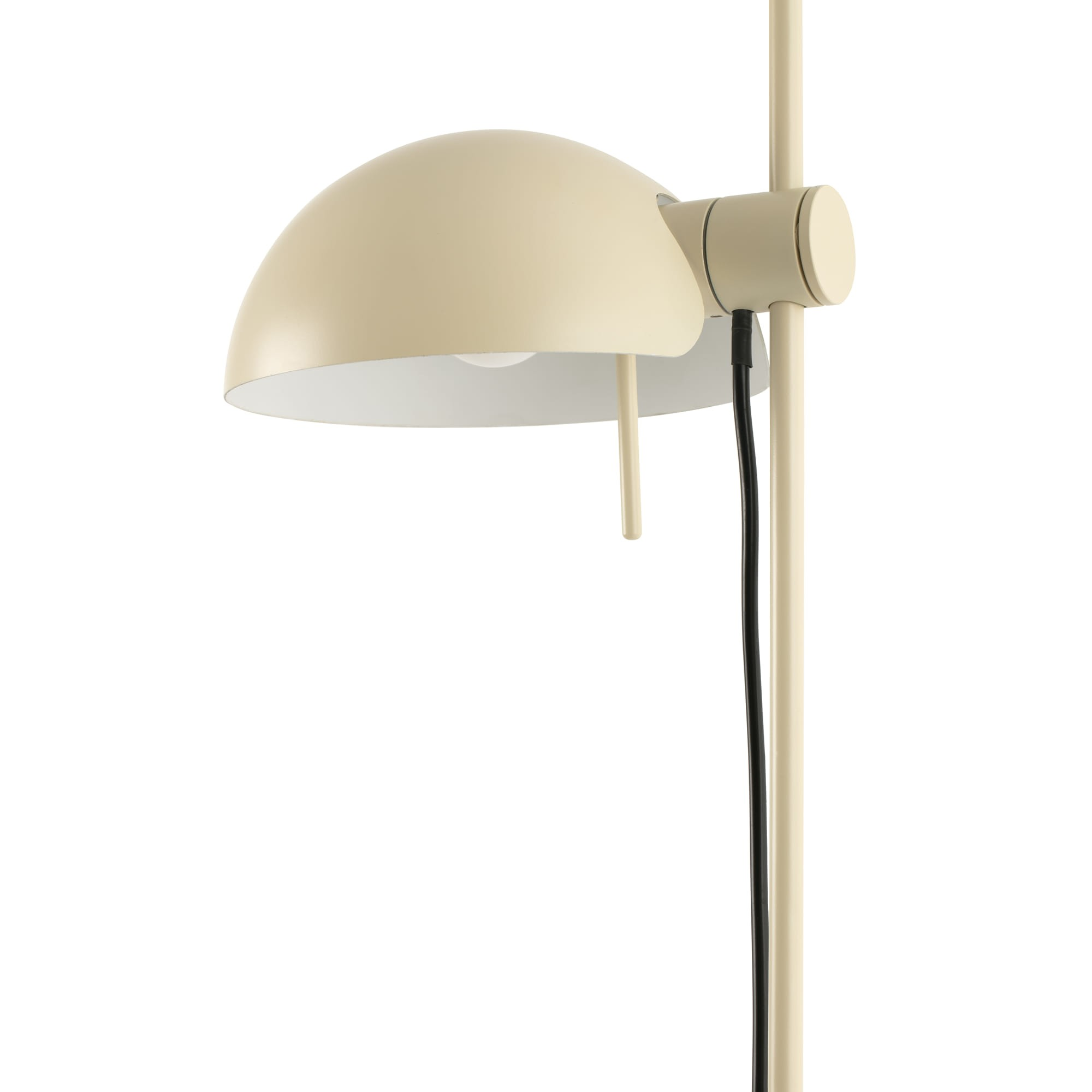 Una lampada color crema con paralume semitondo e cavo nero.