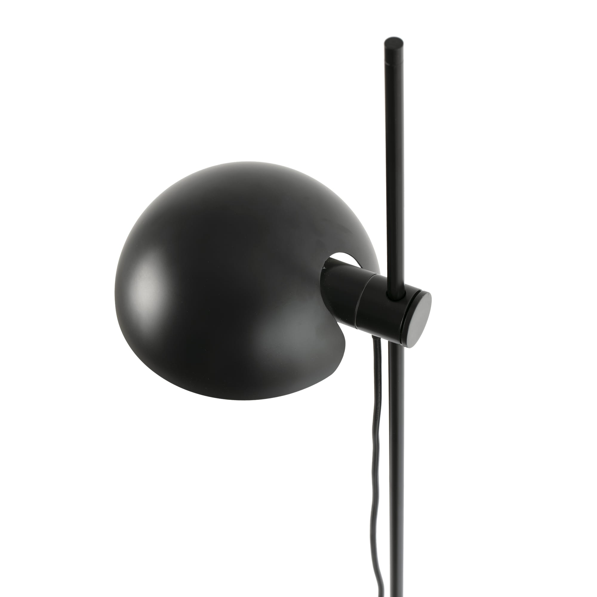 Una lampada da terra nera con paralume rotondo e stelo dritto.