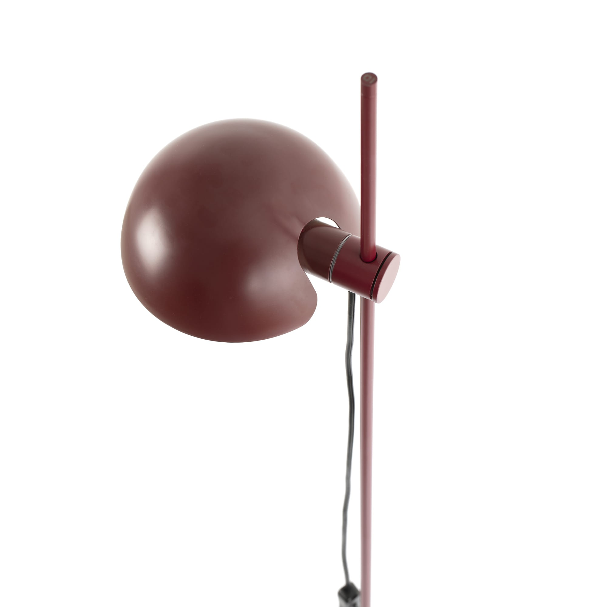 Lampada da terra rosso scuro con paralume rotondo e stelo sottile.