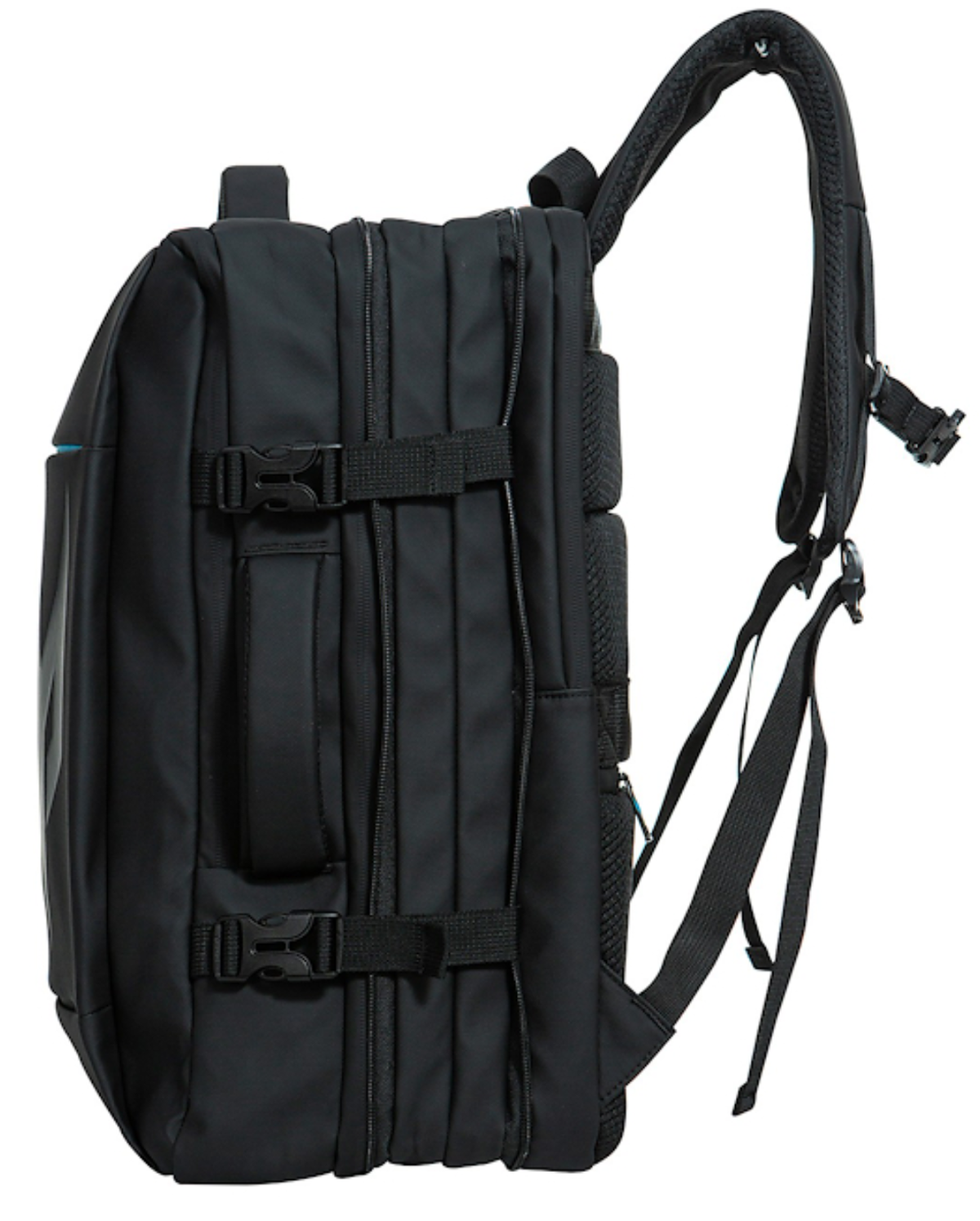 Una mochila negra con correas acolchadas y hebillas, vista de lado.