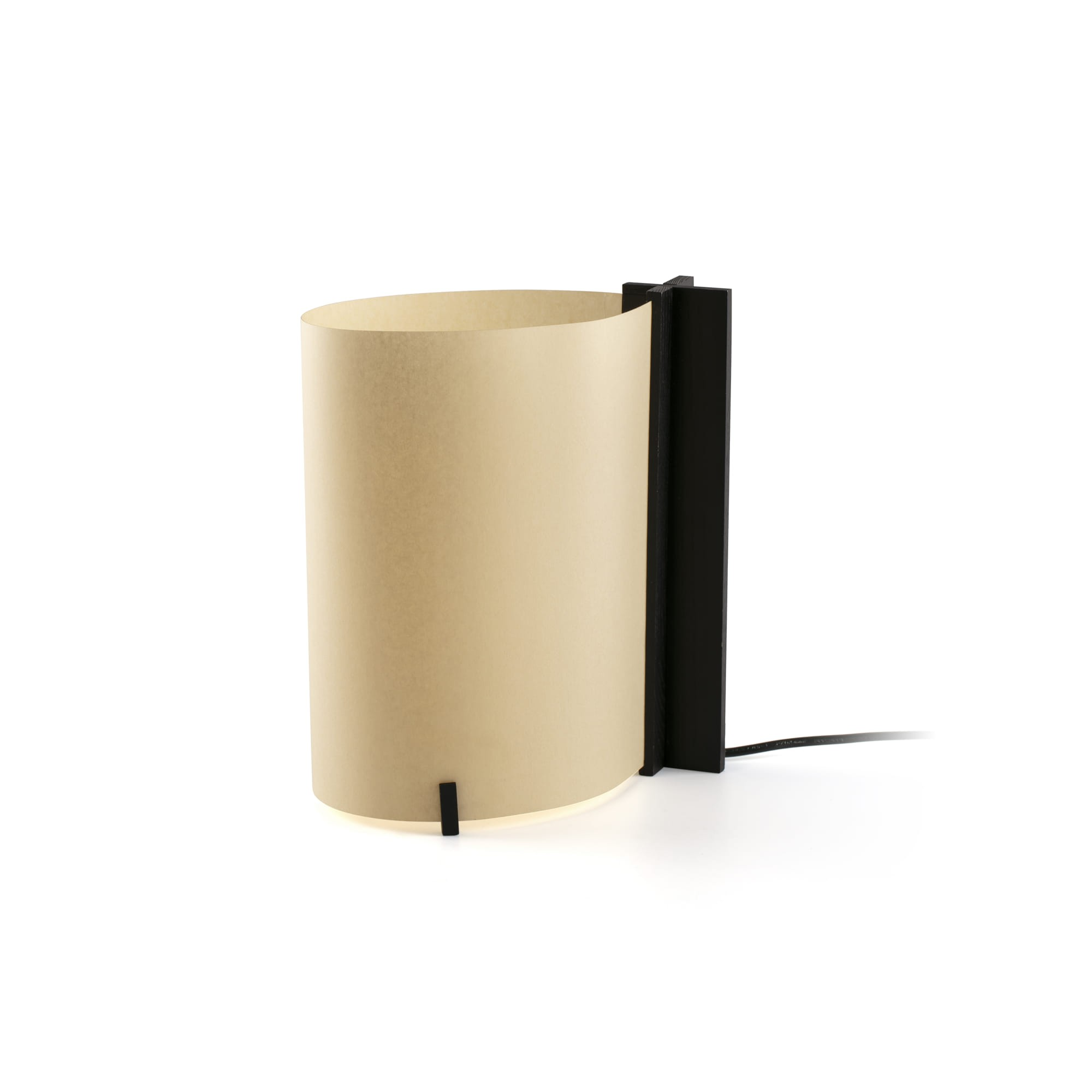 Una lampada da terra moderna con paralume beige e base nera.