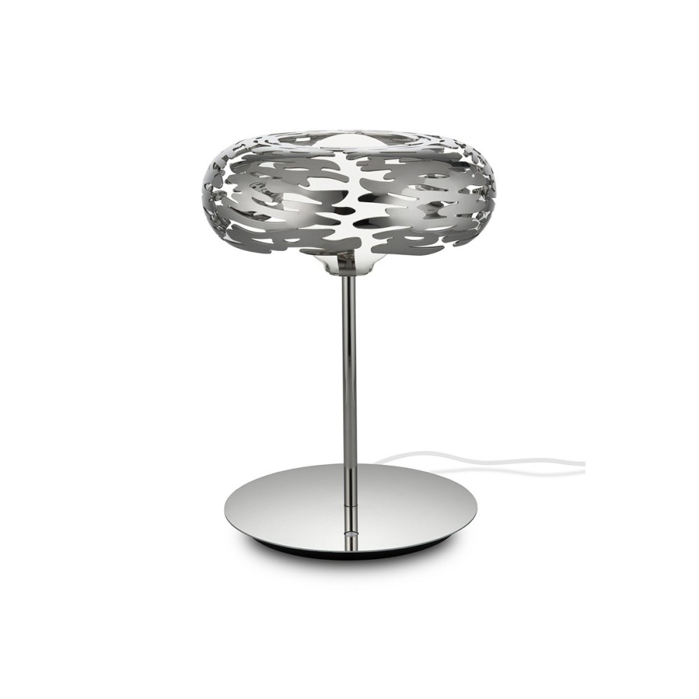 Una lampada da scrivania argentata con paralume decorativo e base rotonda.