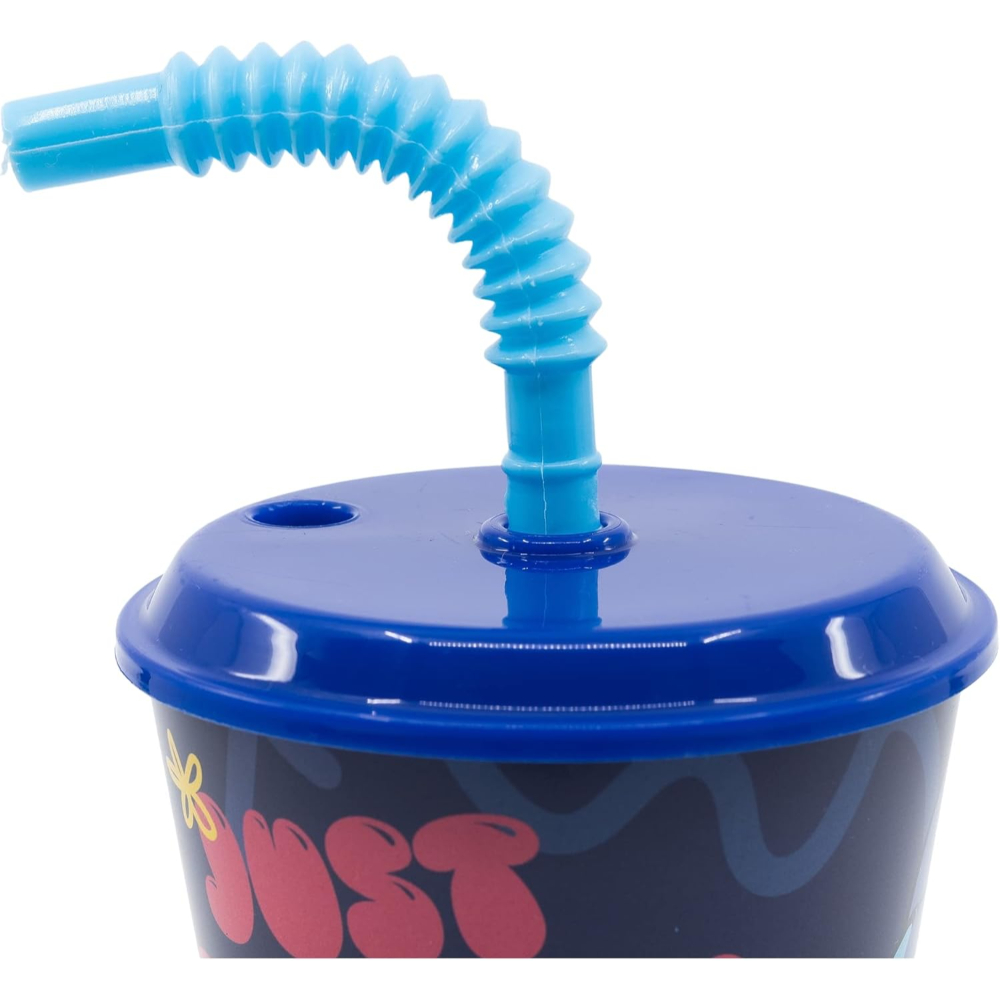 Bicchiere di plastica blu con cannuccia flessibile e disegno floreale.