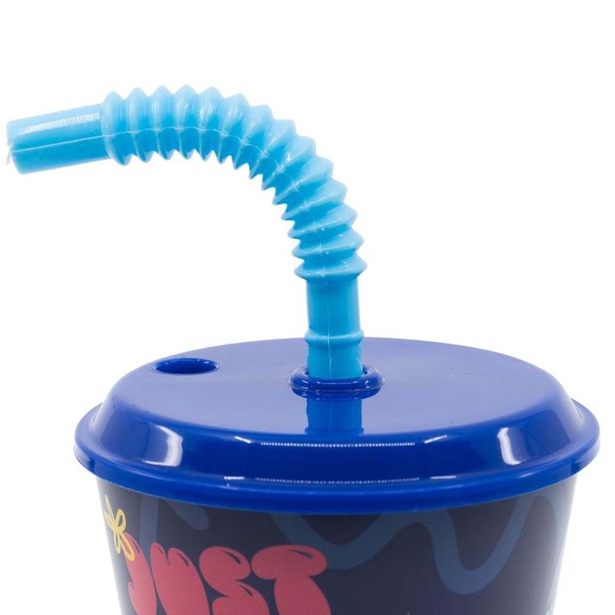 Un bicchiere blu con cannuccia blu flessibile e coperchio.