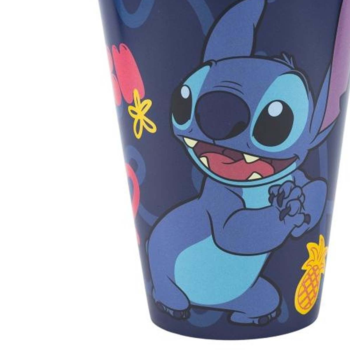 Personaggio blu Stitch sorridente con denti in mostra su una tazza blu scuro con motivi colorati.