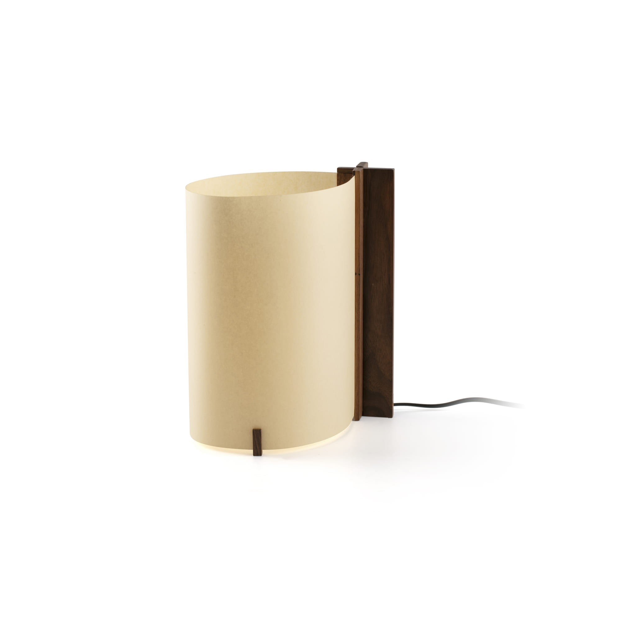 Una lampada cilindrica con paralume beige e base in legno scuro.