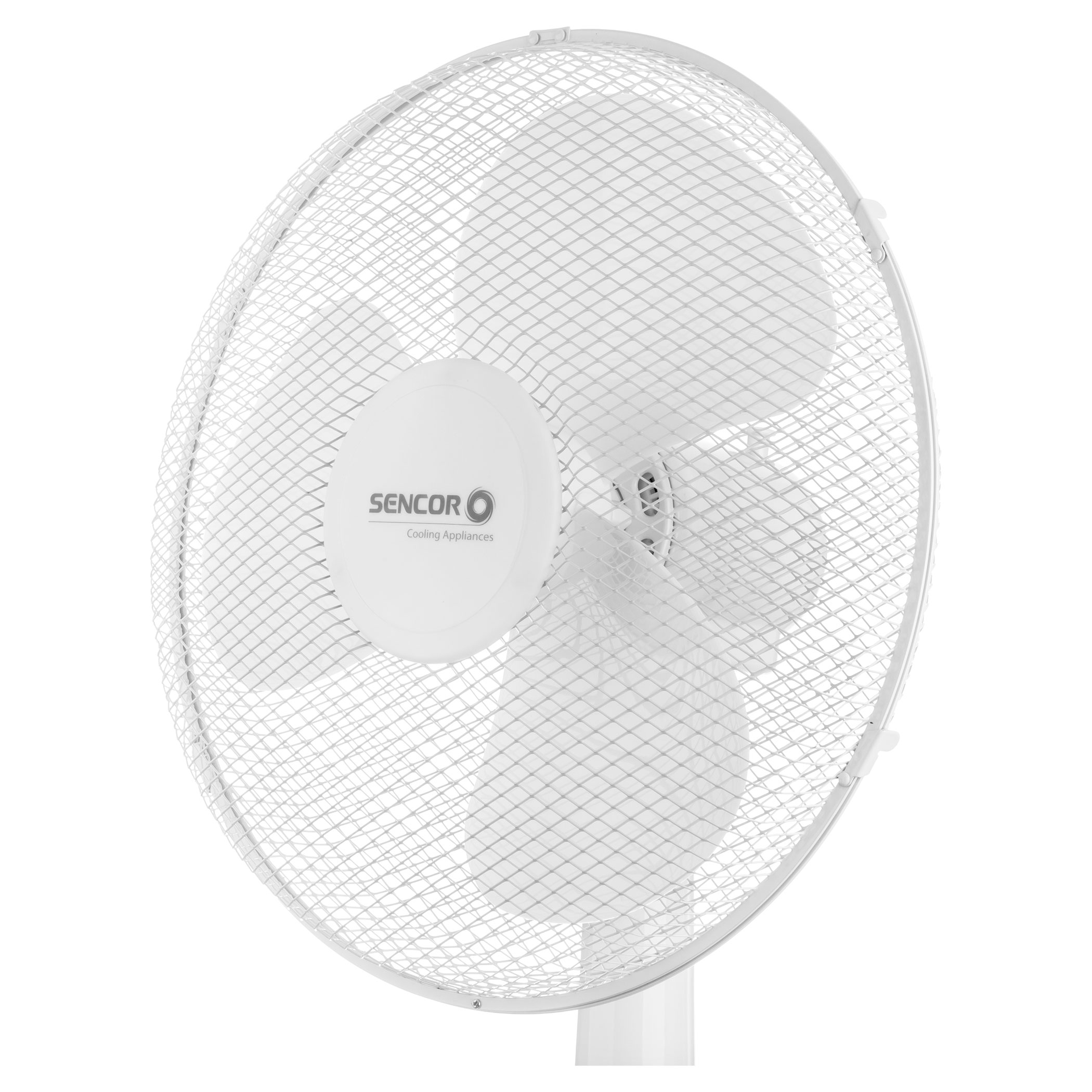 Un ventilateur sur pied blanc SENCOR avec grille de protection, isolé sur fond blanc.