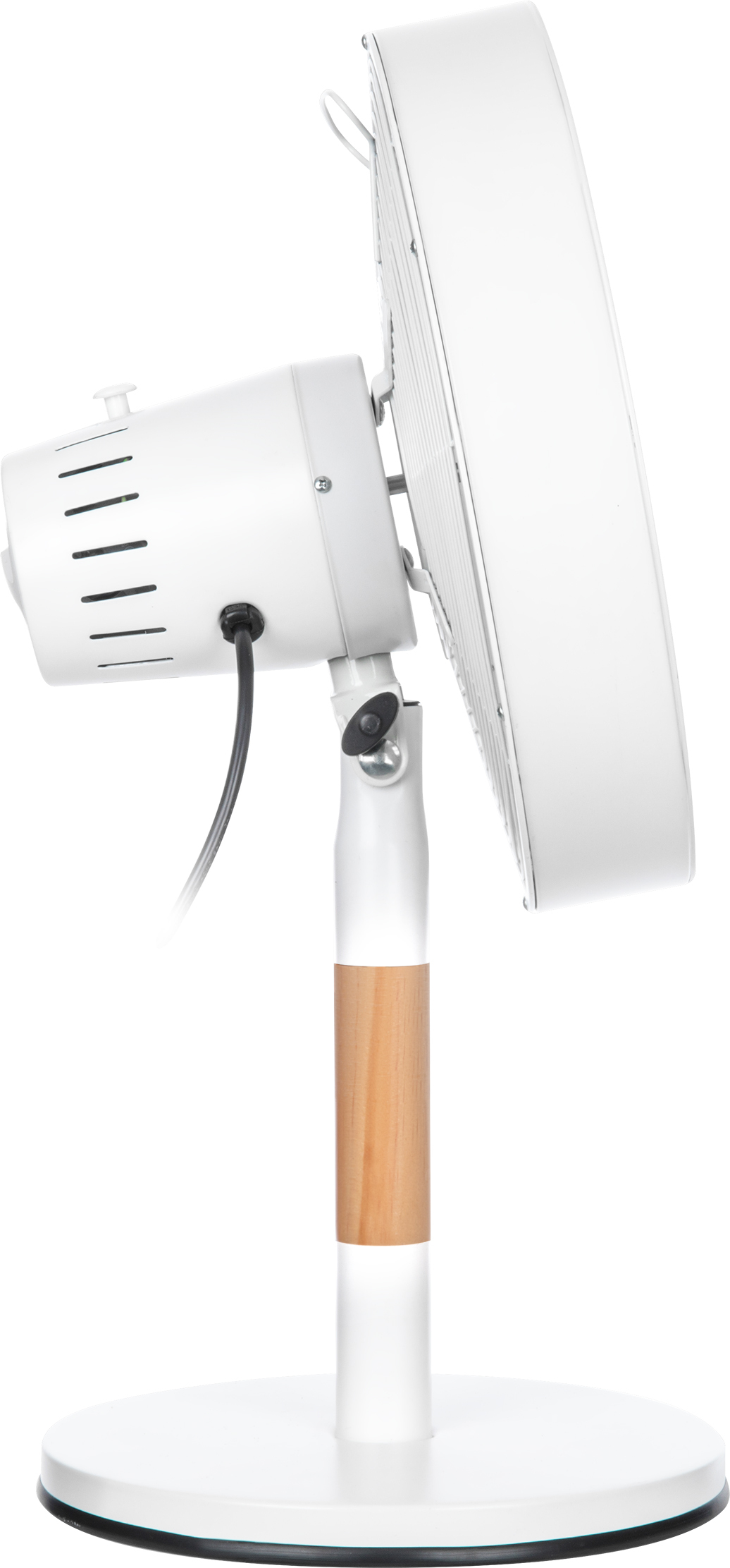 Un ventilateur blanc avec un détail en bois sur son pied, posé sur une base blanche.