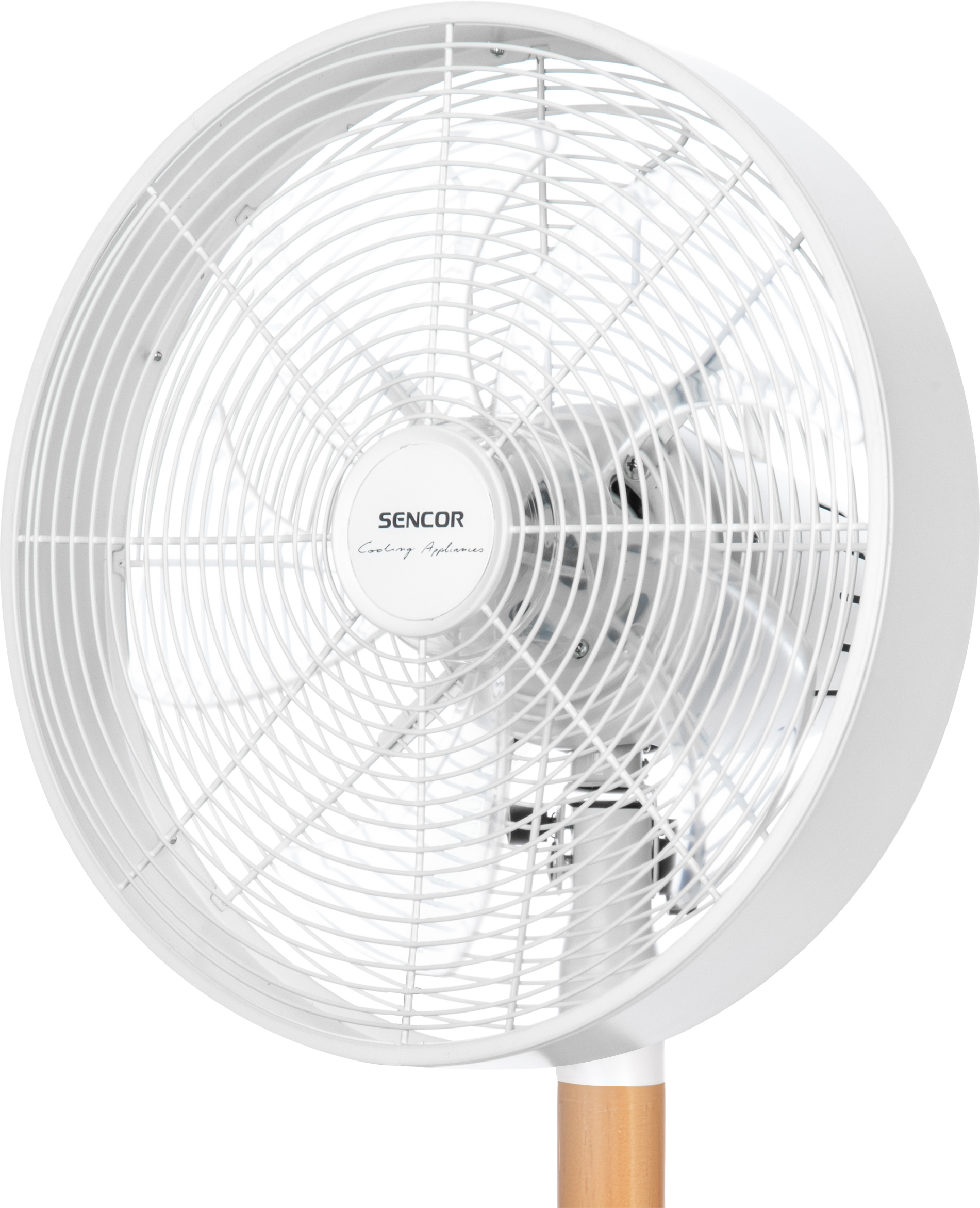 Un ventilateur sur pied blanc avec une base en bois et logo SENCOR sur la grille.