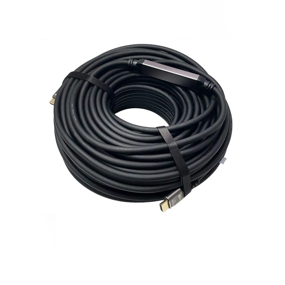 Siyah bir HDMI kablosu rulo yapılmış ve siyah kayışlarla sabitlenmiştir.