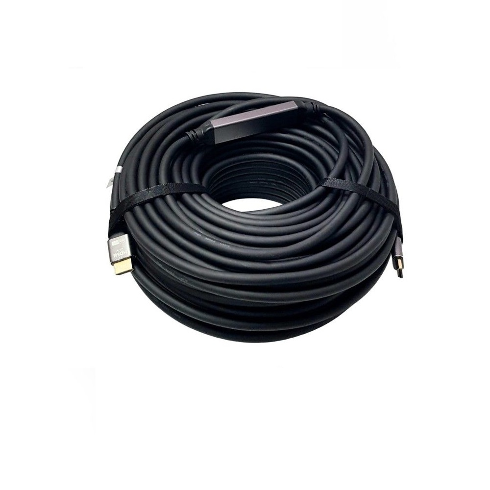 Siyah bir HDMI kablosu, siyah bir kayışla sarılmış ve sabitlenmiş, beyaz arka plan üzerinde.