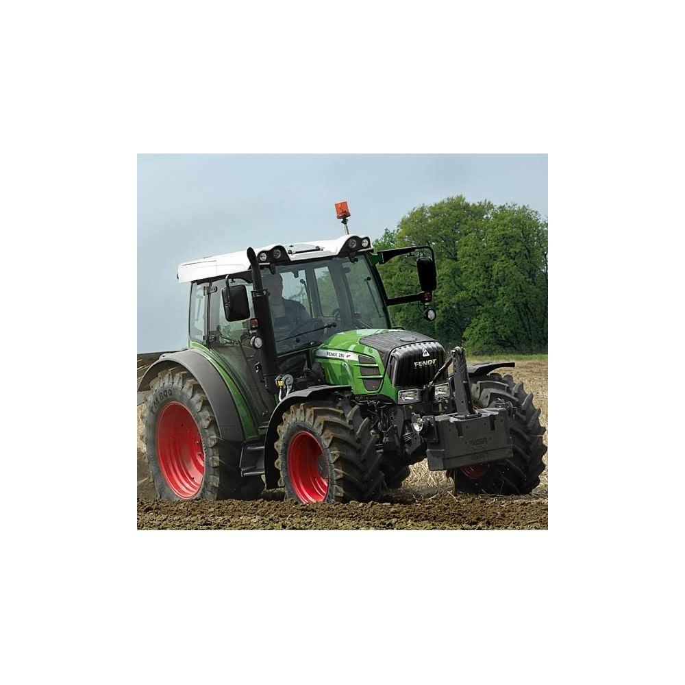 Grüner Fendt-Traktor mit roten Felgen im Feld, Bäume im Hintergrund.