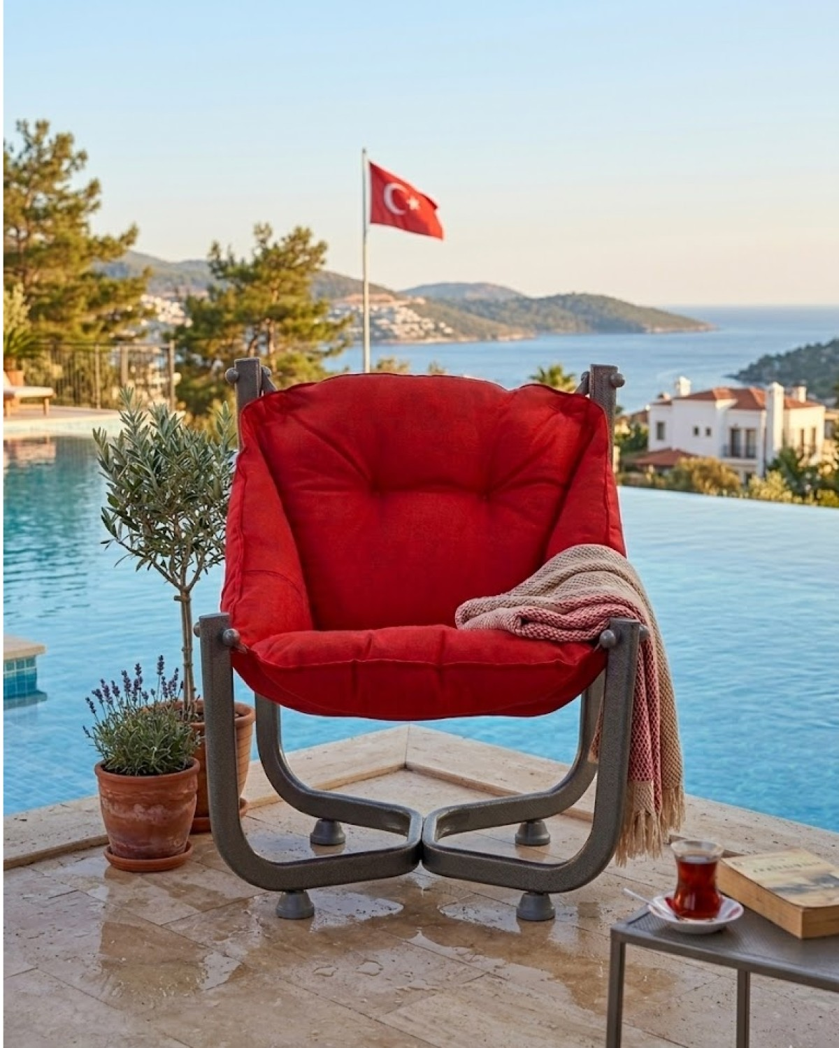 Türk bayrağı ve deniz manzaralı havuz kenarında kırmızı koltuk.
