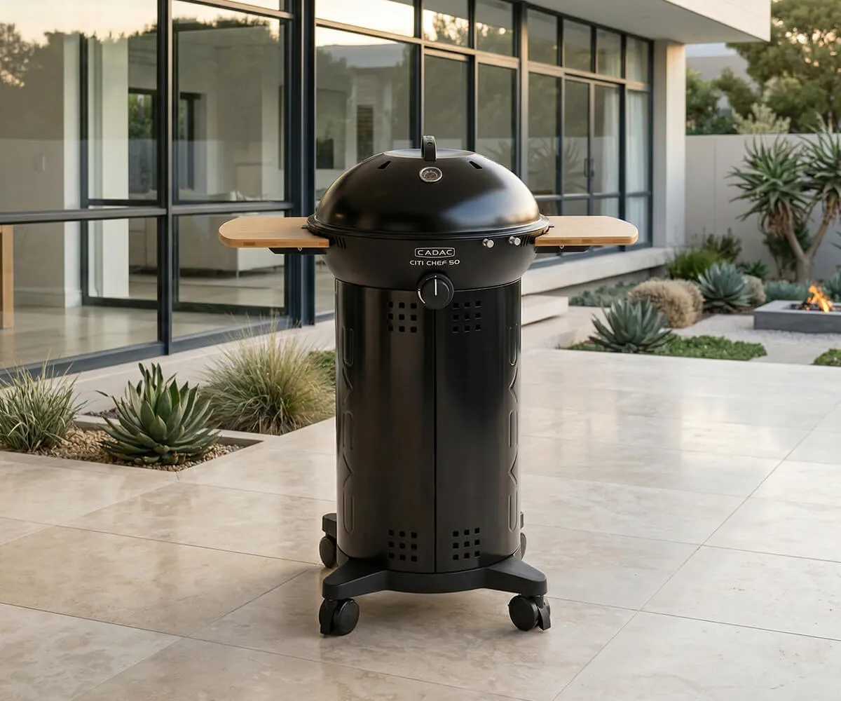 Tekerlekli ahşap raflı siyah barbekü, dışarıda fayanslı terasta.