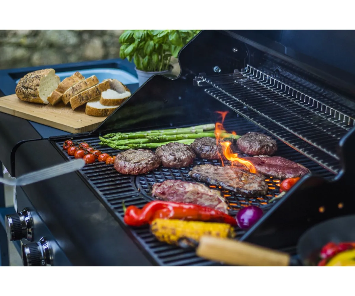 Burger, biftek, kuşkonmaz ve ekmek barbeküde ızgara yapılıyor.