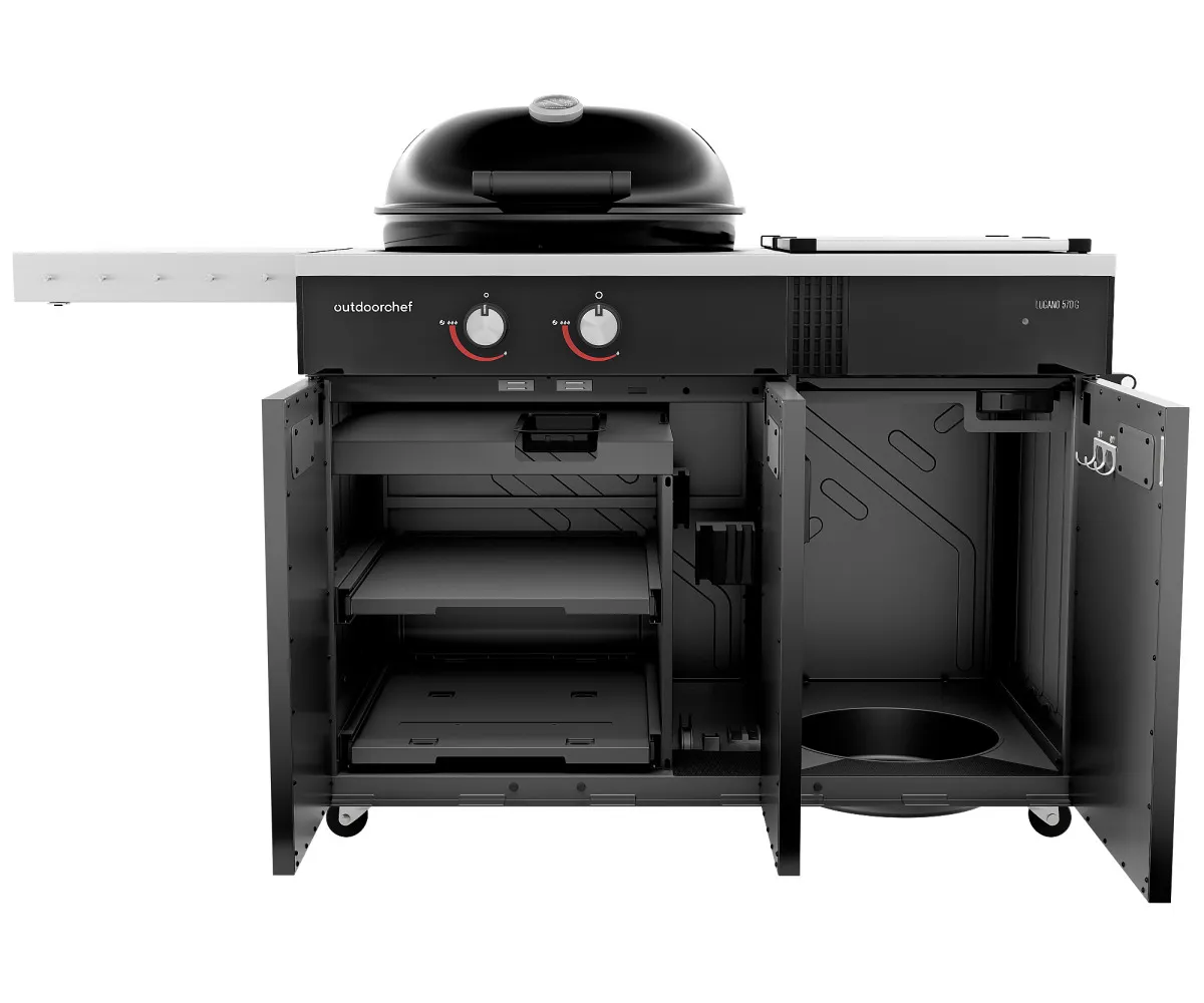 Açık kapı ve çekmeceleri olan siyah bir Outdoorchef ızgara.