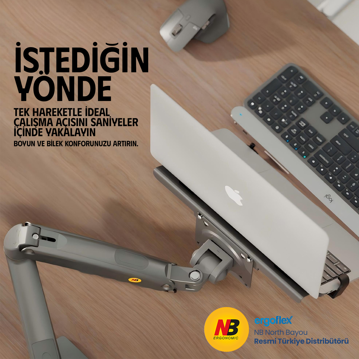 Fare, klavye ve gri laptop kolu ile masada bir dizüstü bilgisayar.