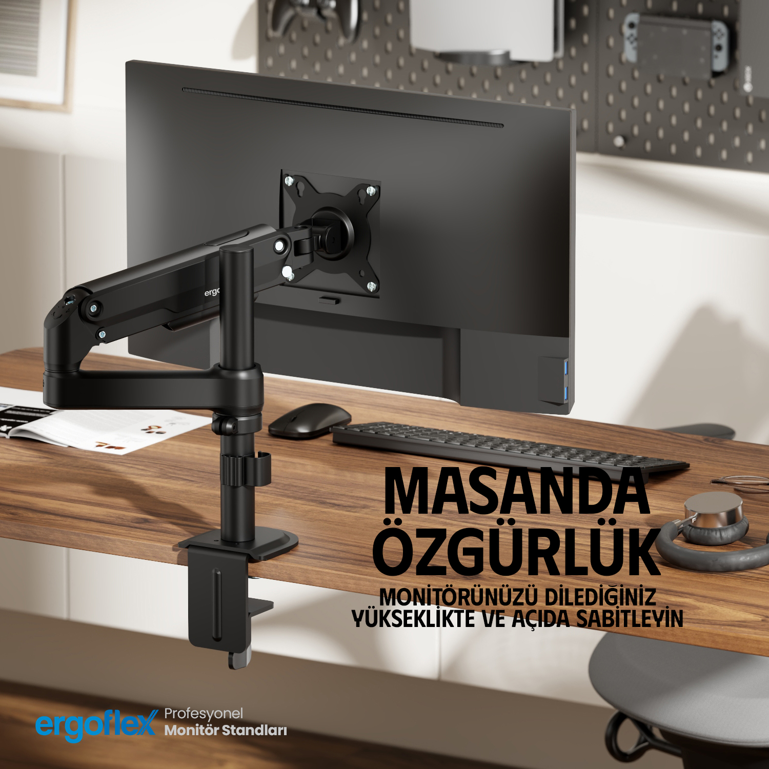 Siyah monitör kolu, ahşap masada klavye ve fare ile.