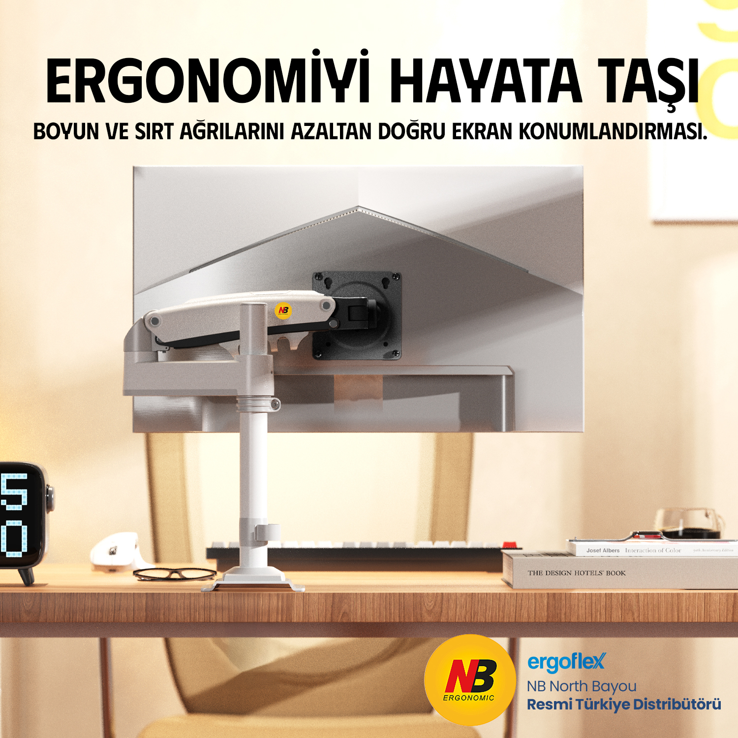 Masa üzerinde ekranı olan monitör kolu. Yakında dijital saat var.