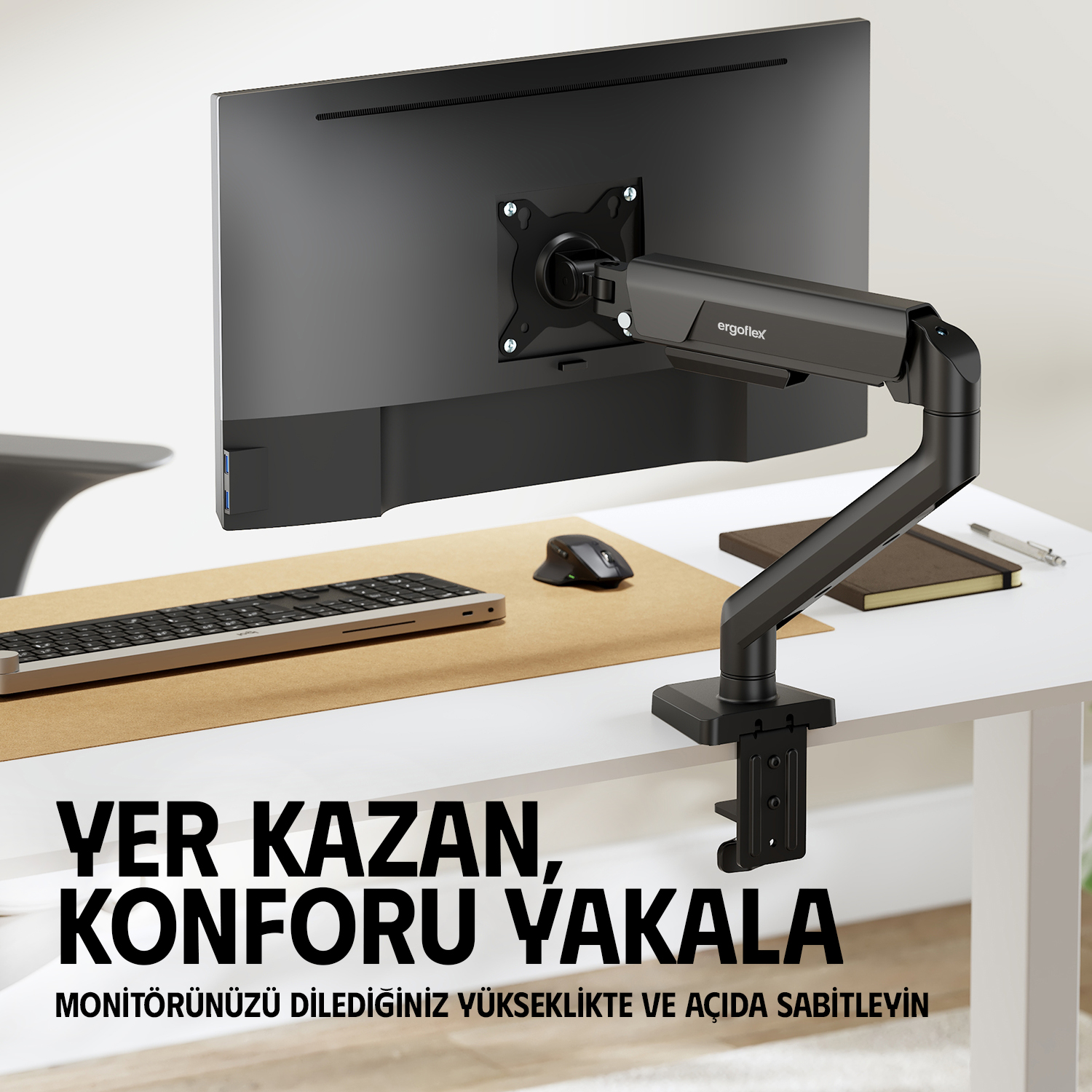 Monitör kolu, klavye ve fare ile masanın üzerine siyah bir monitör monte eder.