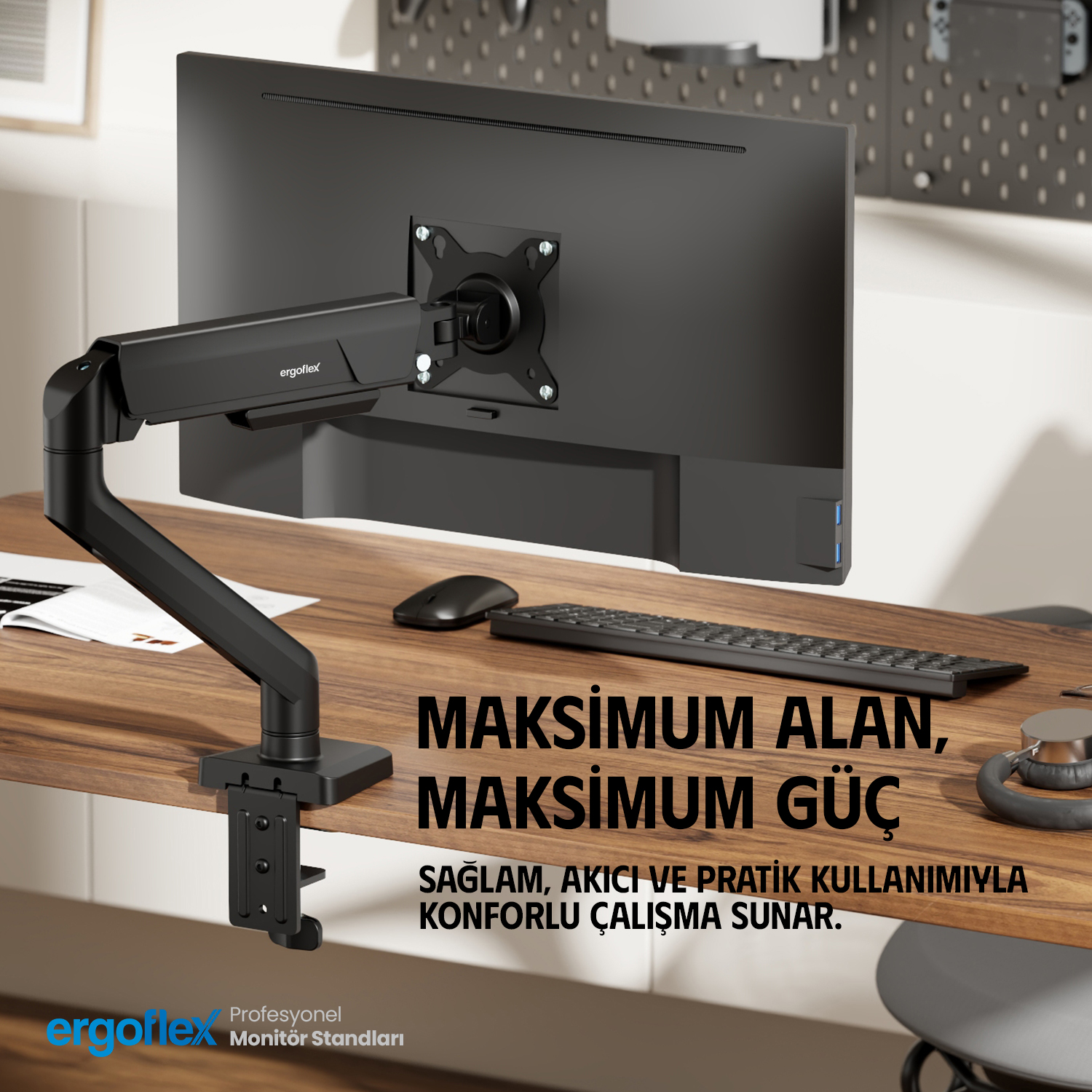 Siyah bir monitör kolu, klavyeli ve fareli bir masanın üzerinde siyah bir monitörü tutuyor.