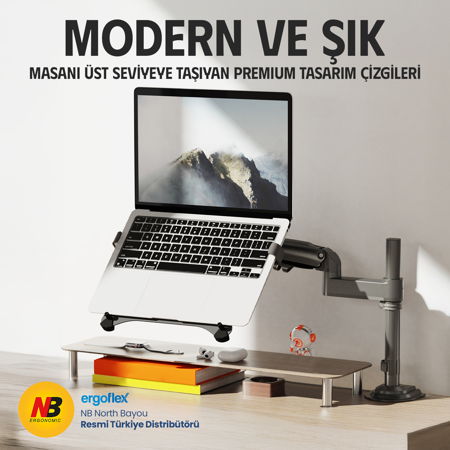 Dizüstü bilgisayar masaya monte edilmiş bir stantta duruyor. Sağında bir mafsallı kol var.