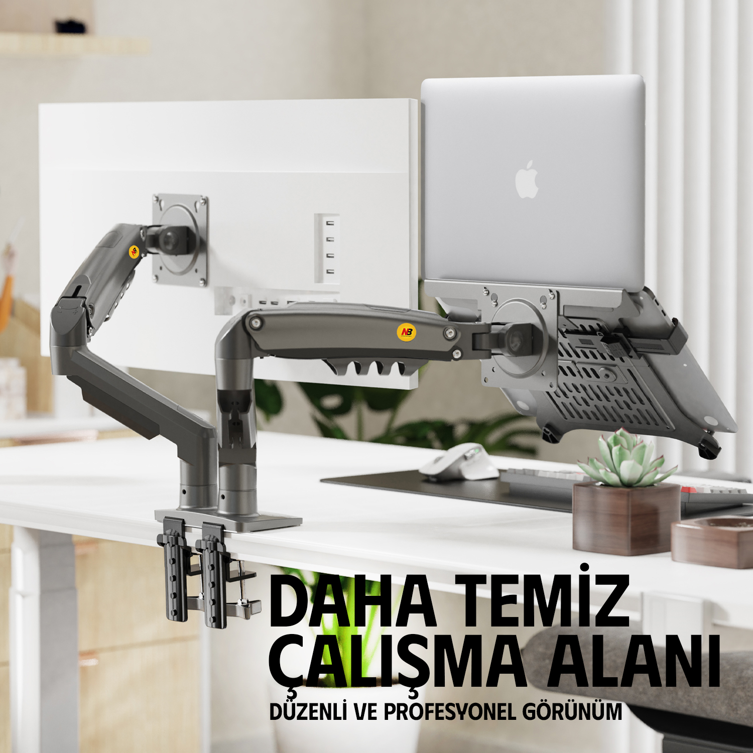 Ayarlanabilir kollarda çift monitör ve dizüstü bilgisayar bulunan bir masa. Yakında bitki var.
