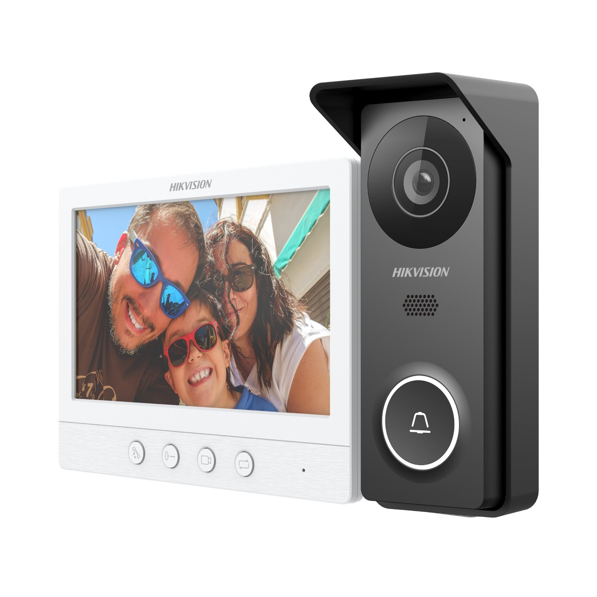 Un videocitofono e un monitor interno Hikvision mostrano un selfie di famiglia.