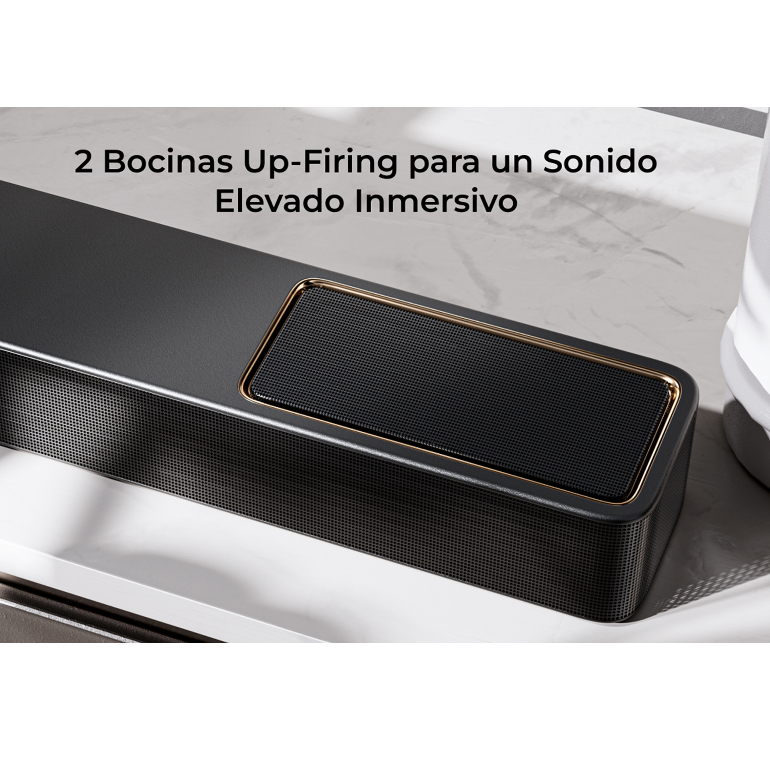 Una barra de sonido negra con dos altavoces que disparan hacia arriba y borde dorado.