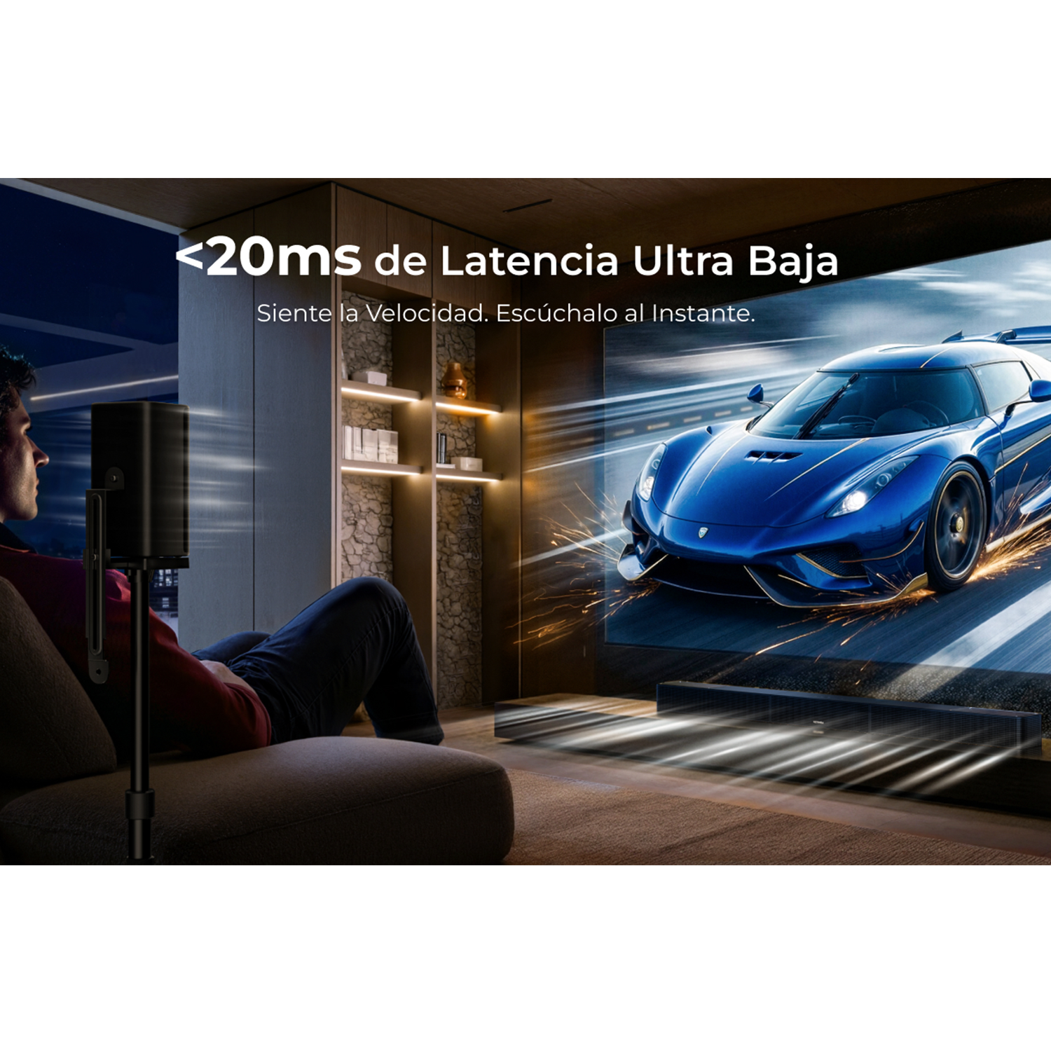 Un hombre en un sofá mira una pantalla con un coche deportivo azul.