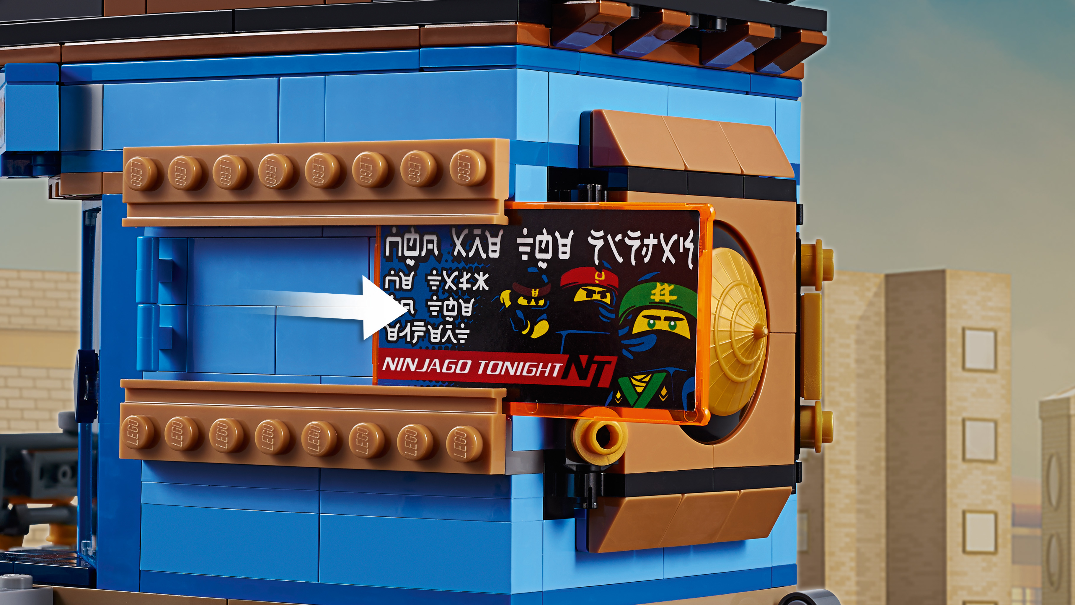 Budynek Lego z tablicą przedstawiającą postacie z Ninjago.