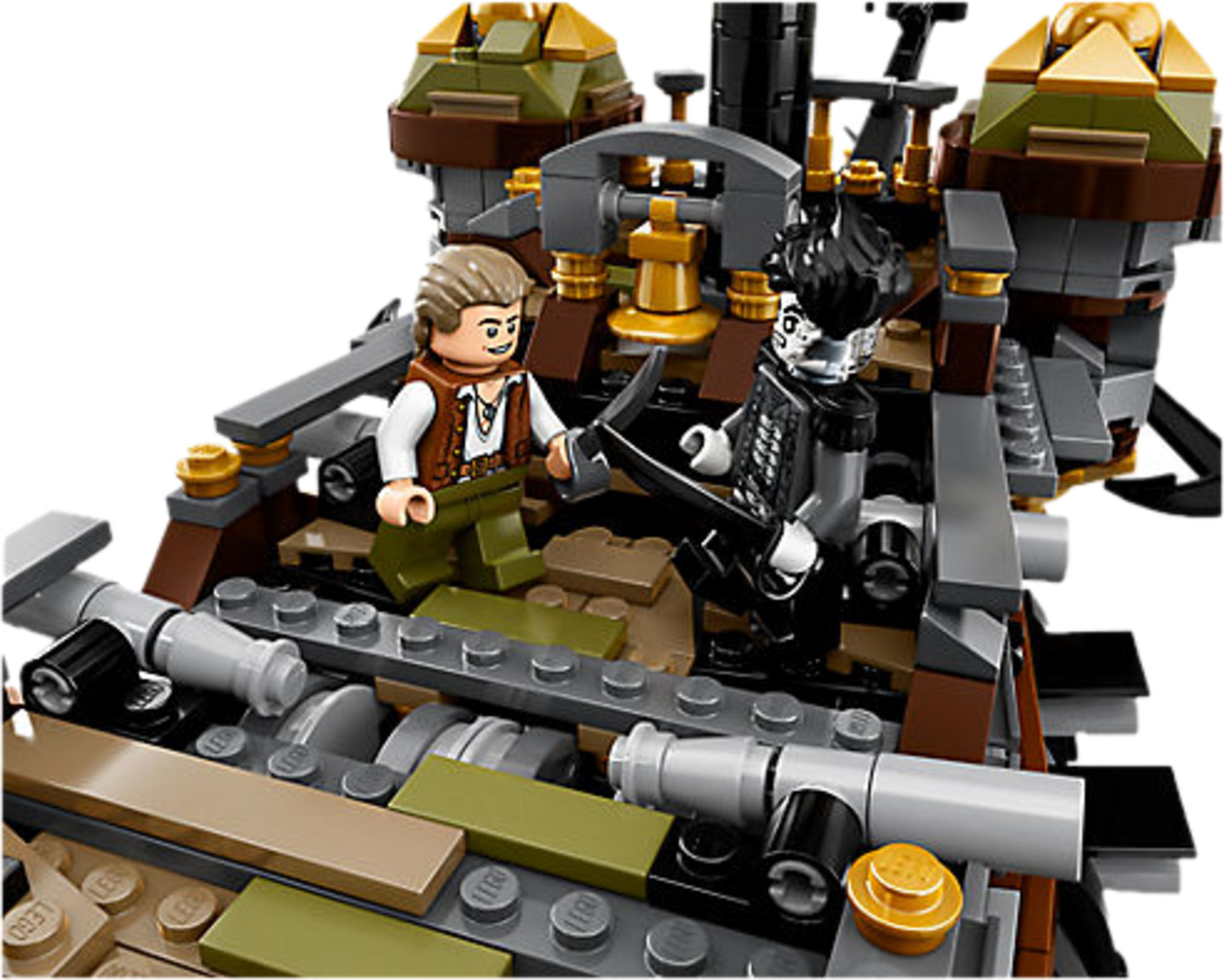 Dwie figurki Lego na pokładzie statku. Jedna ma brązową kamizelkę, druga czarną.