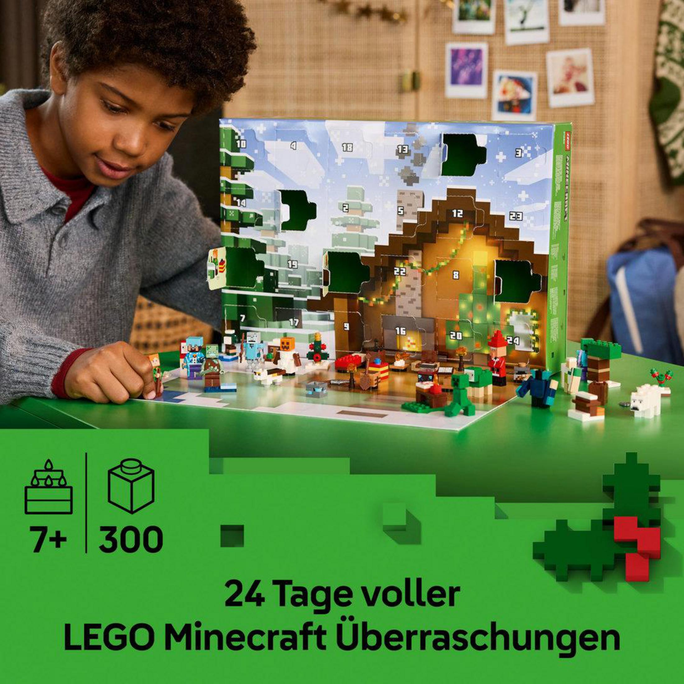Un ragazzo guarda un calendario dell'avvento LEGO Minecraft con figure.
