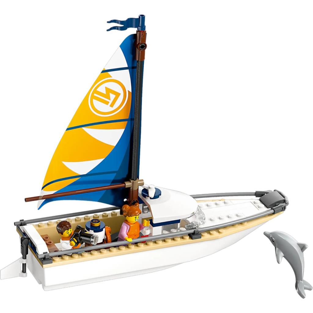 Een zeilboot met figuren en een dolfijn ernaast.