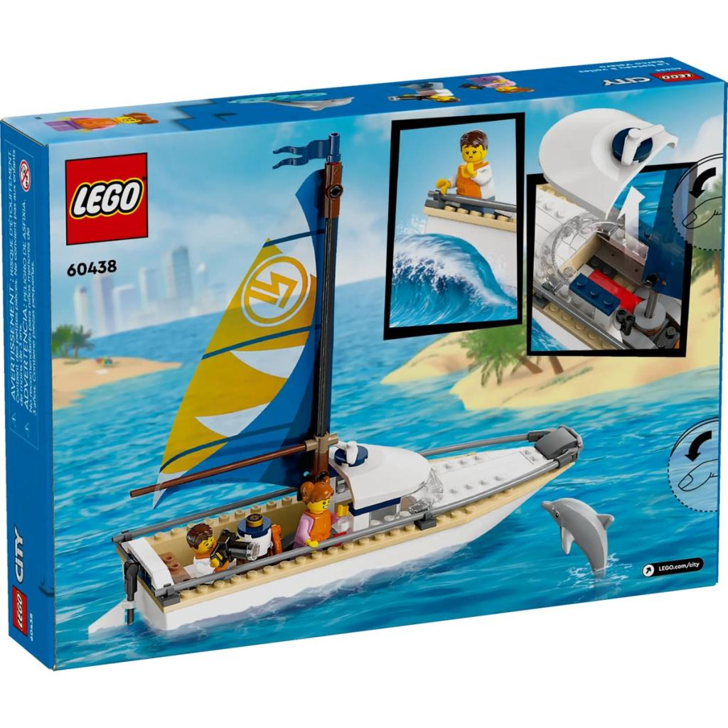 LEGO zeilboot met figuren en dolfijn op water. Boxfoto.