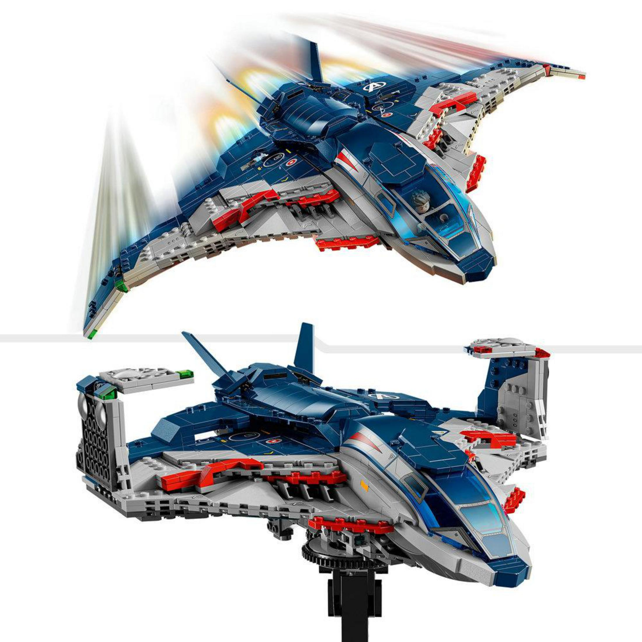 Astronave Lego blu e grigia con accenti rossi, mostrata in volo e su un supporto.