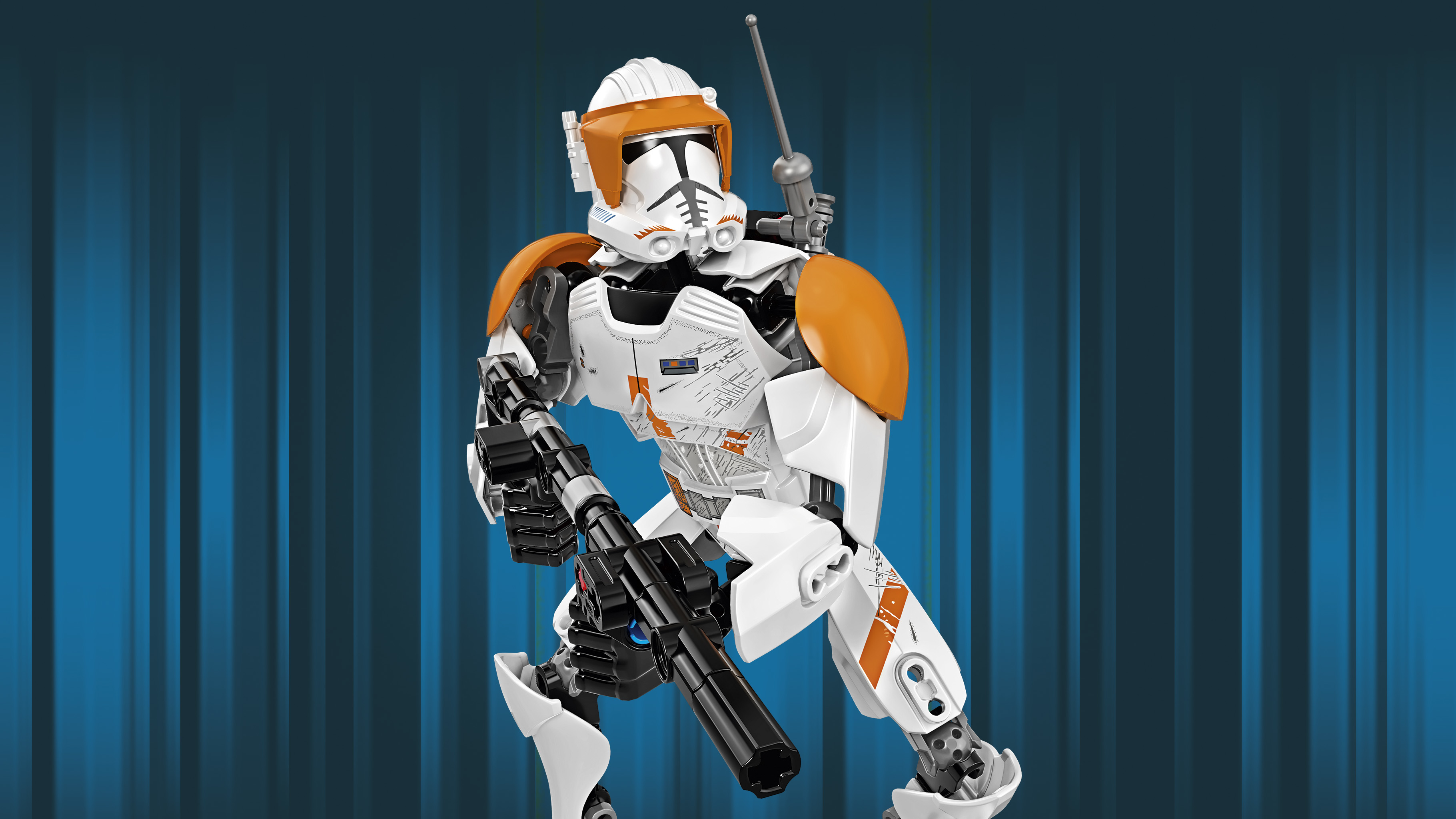 Un clone Lego bianco e arancione con fucile e antenna su sfondo blu.