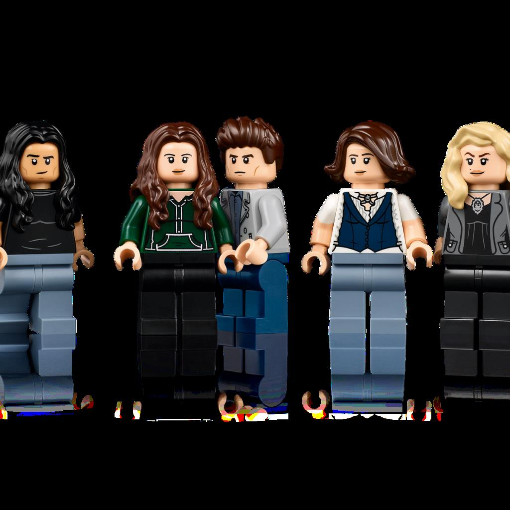 Fünf Lego-Minifiguren mit unterschiedlichen Frisuren und Kleidung stehen nebeneinander.