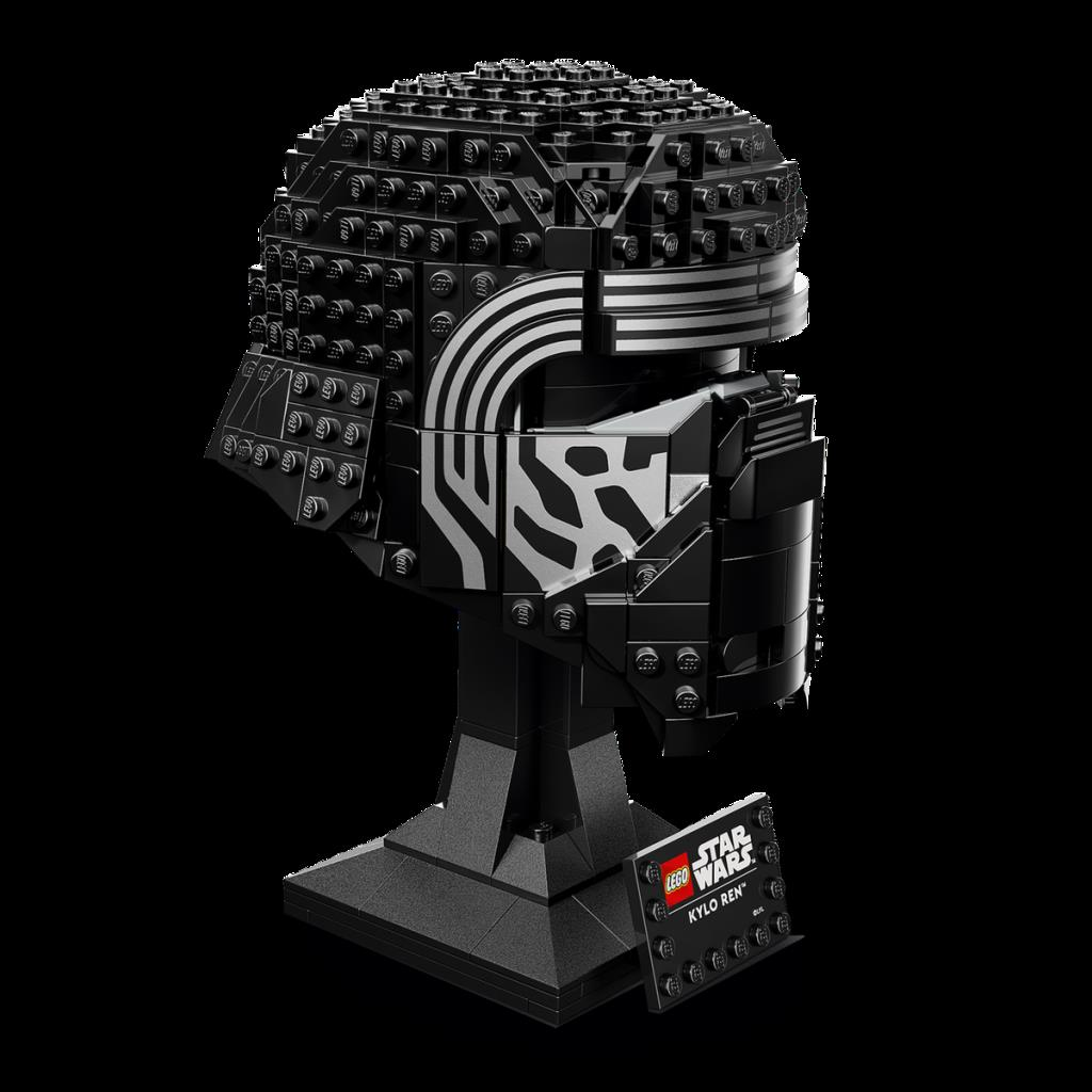 Czarny hełm Lego Star Wars Kylo Ren na stojaku z tabliczką Lego.