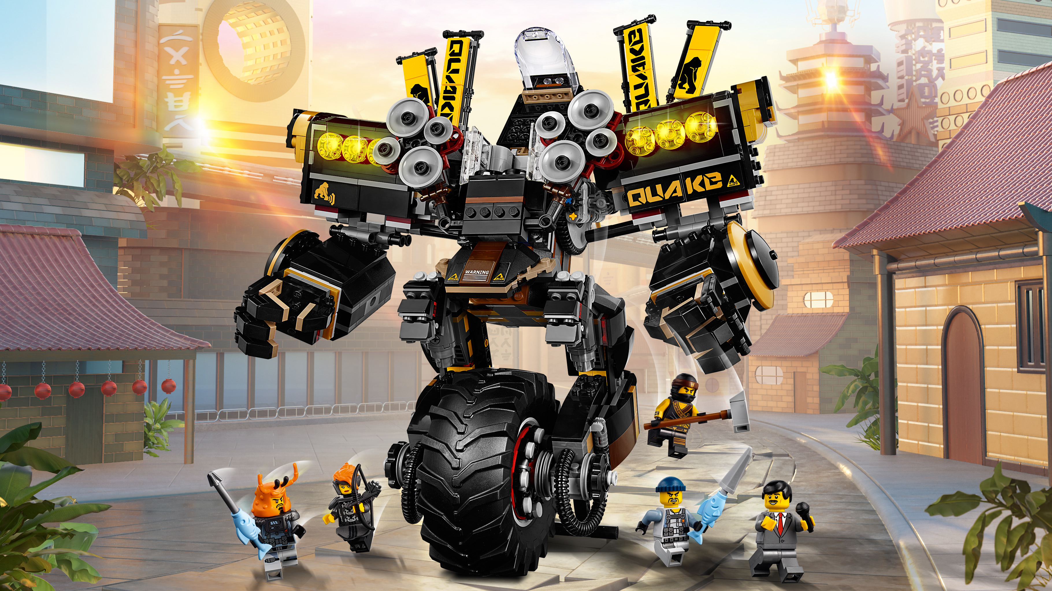 Czarny mech Lego z żółtymi akcentami stoi w mieście.