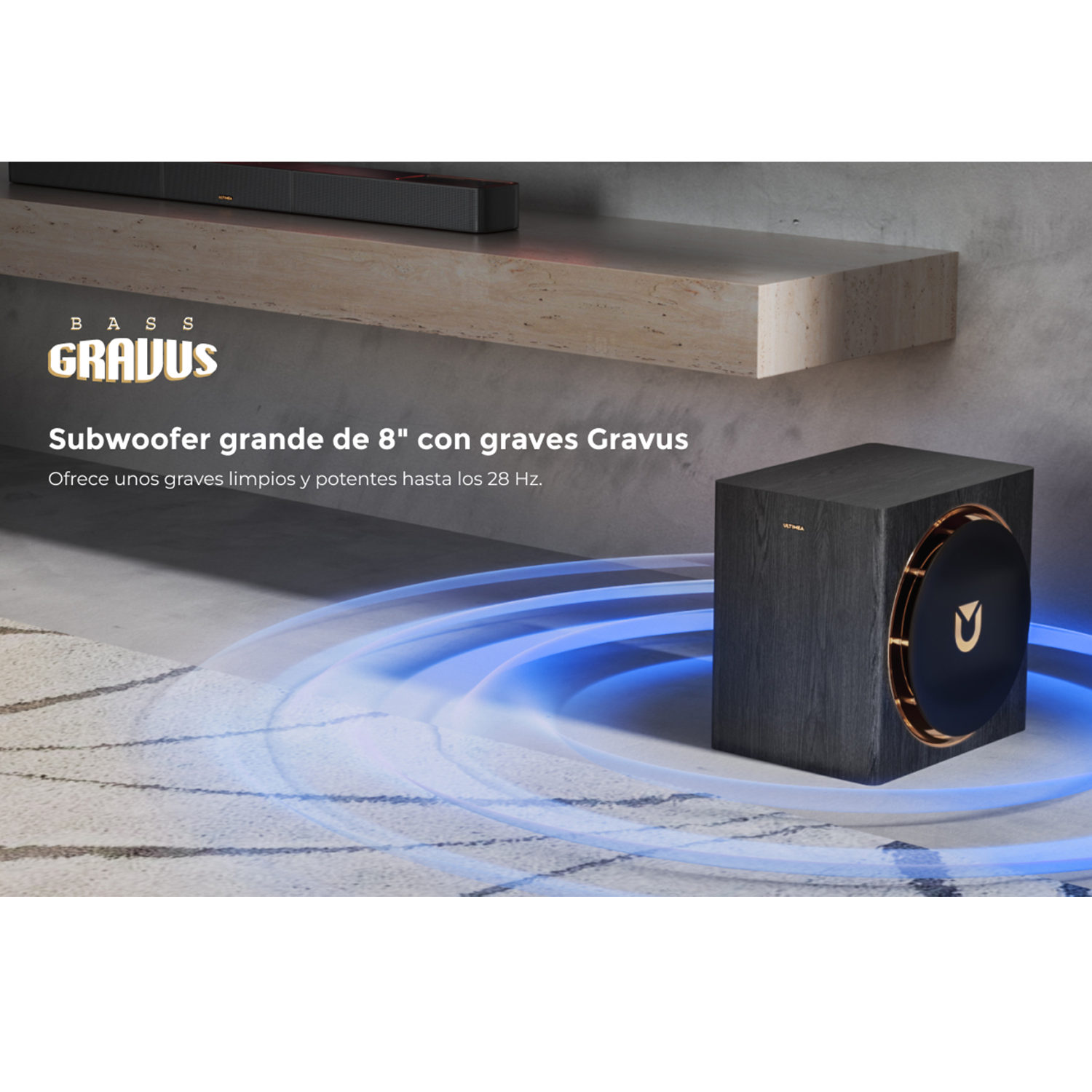 Un subwoofer de madera oscura con detalles dorados descansa sobre una alfombra.