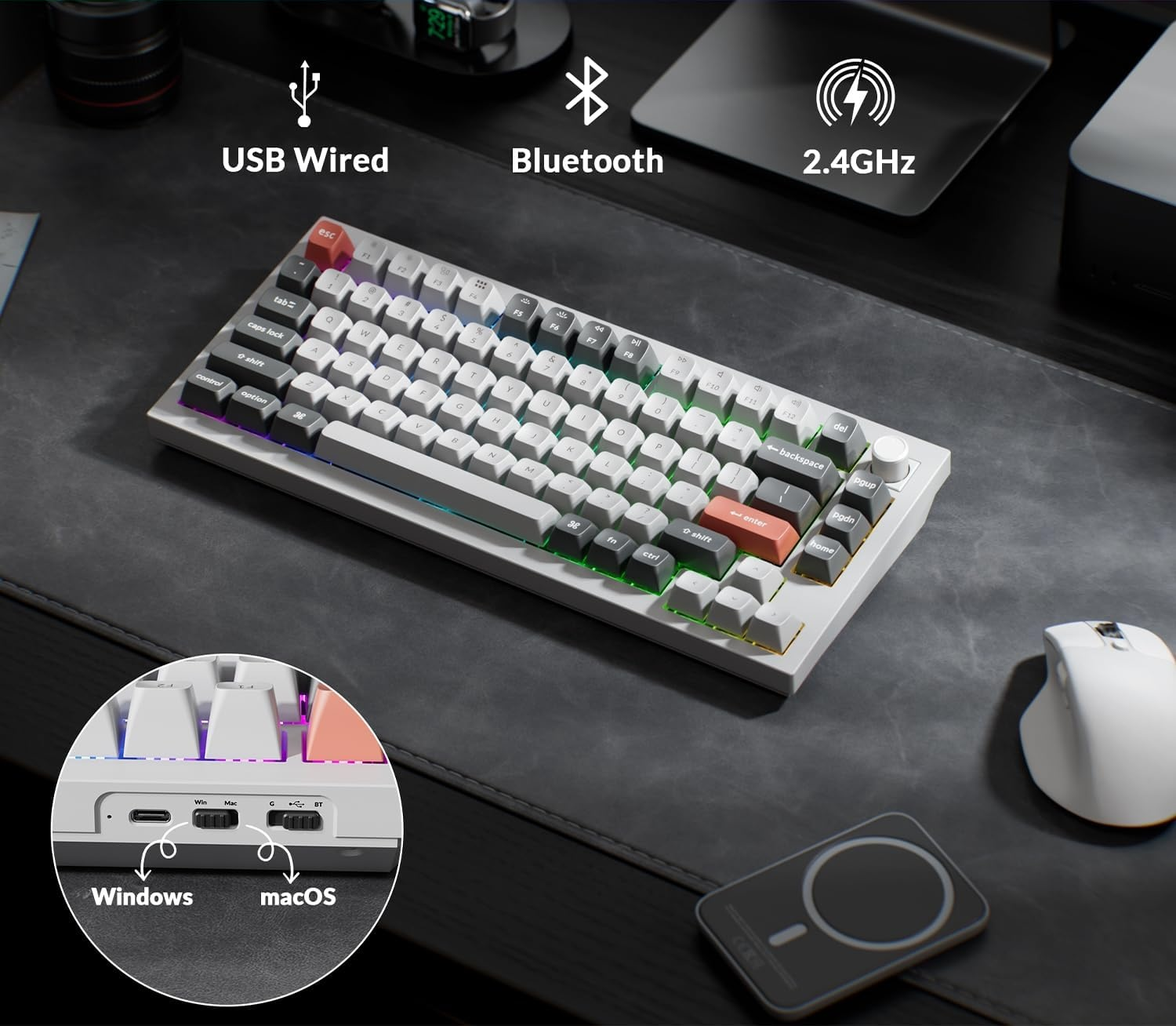 Biała klawiatura mechaniczna z podświetleniem RGB, myszką i bezprzewodową ładowarką na biurku.