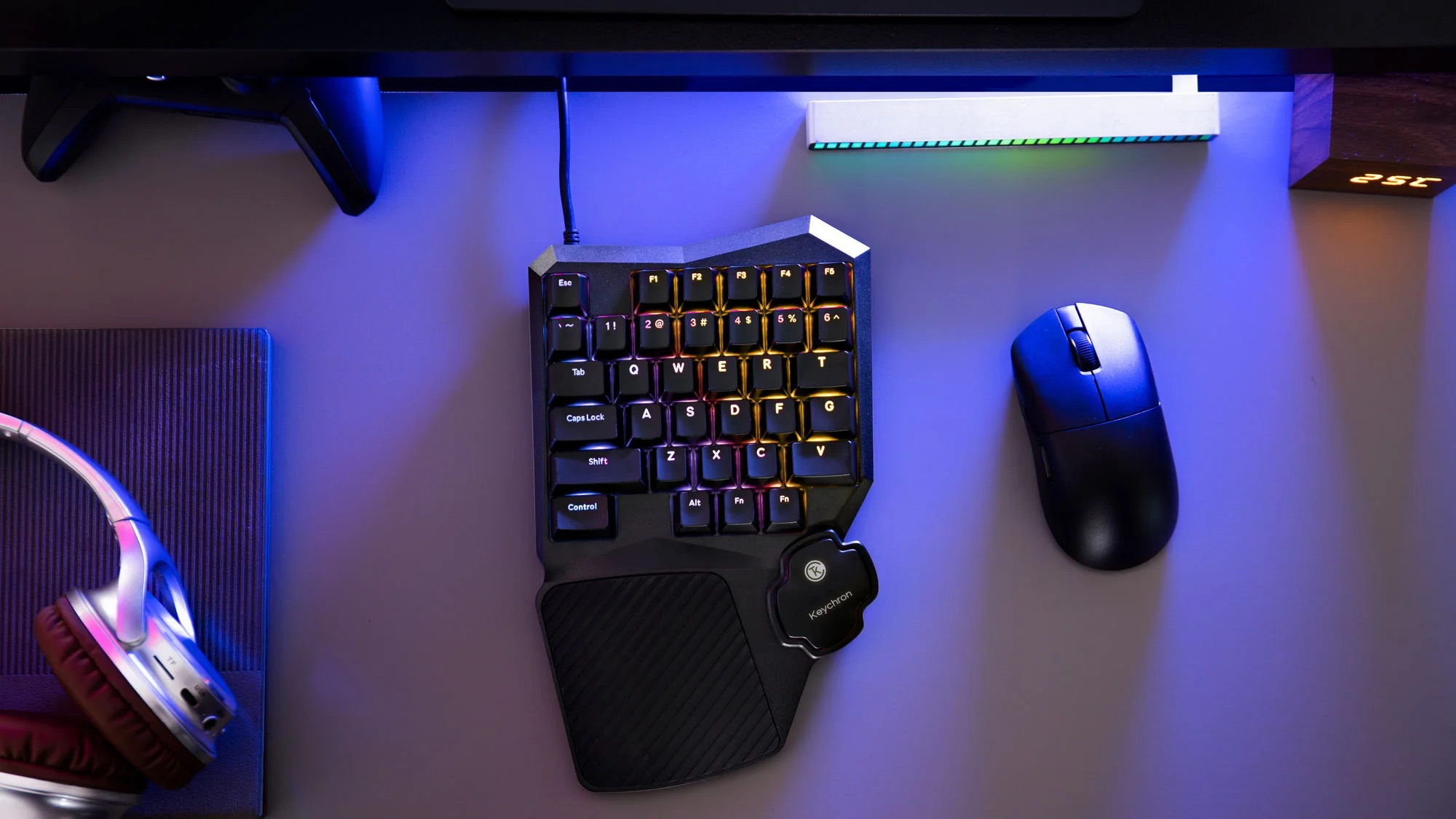 Klawiatura gamingowa z podświetleniem RGB, mysz, słuchawki i kontroler.