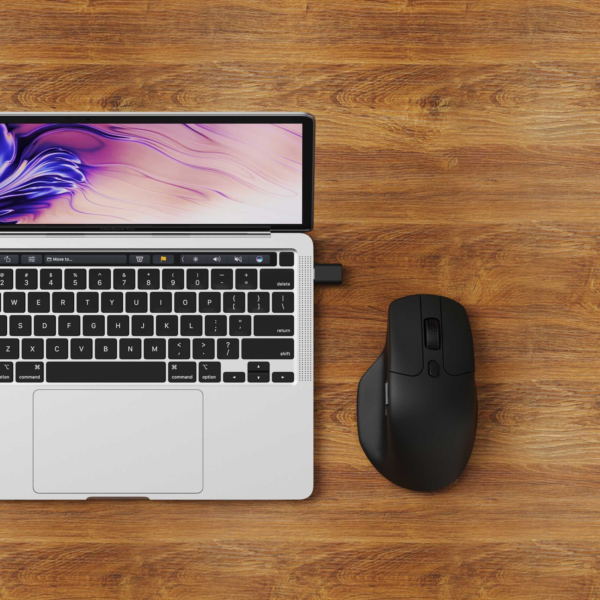 Czarny laptop i czarna mysz na drewnianym stole.