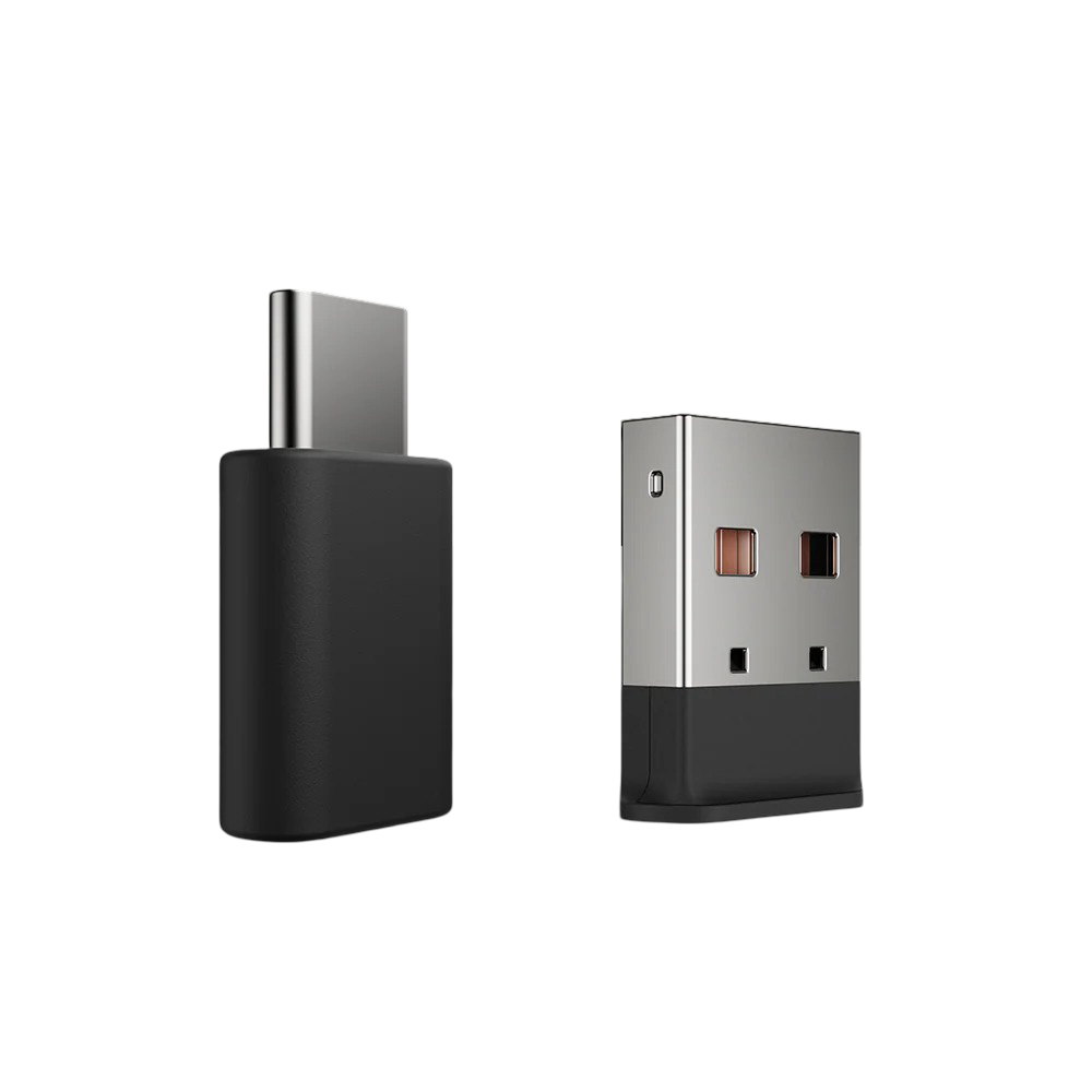 Czarny adapter USB-C i srebrny odbiornik USB są przedstawione obok siebie.