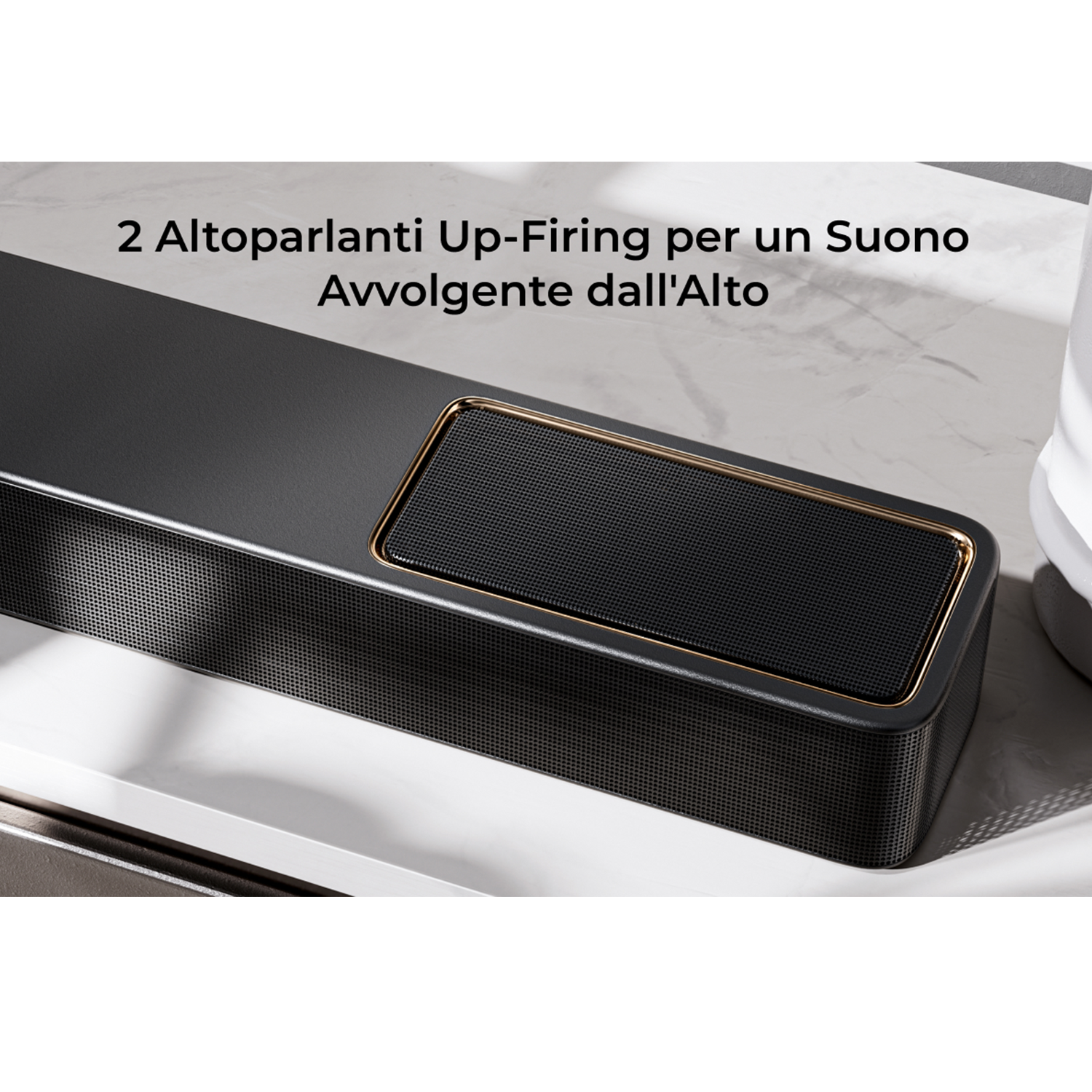 Altoparlante nero con finitura dorata su superficie marmorizzata.