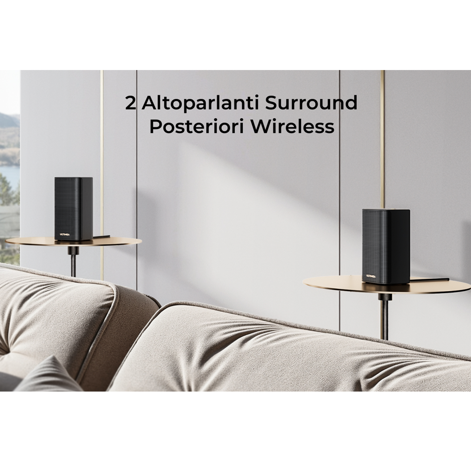 Due altoparlanti surround wireless neri su supporti dorati fiancheggiano un divano beige.