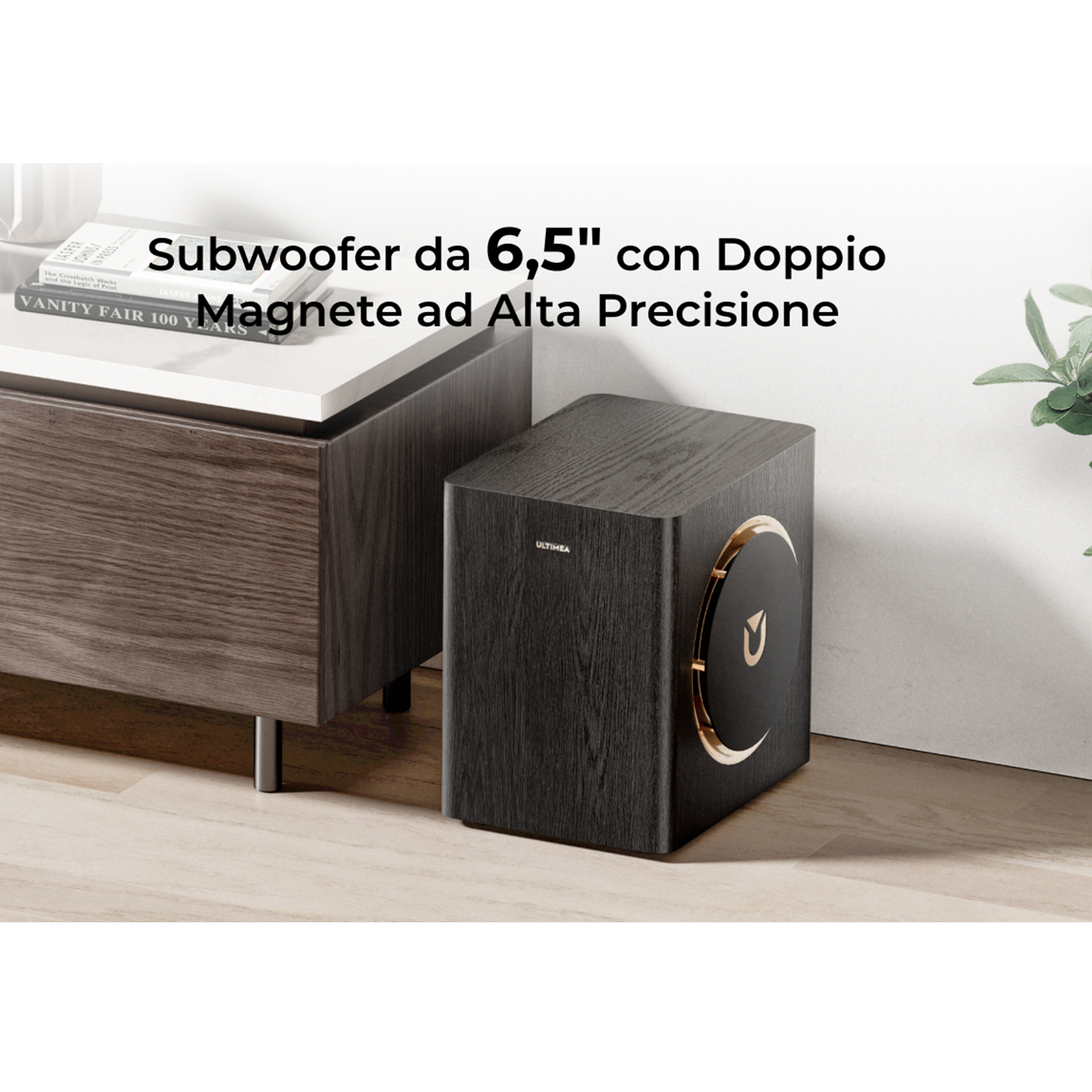 Un subwoofer in legno scuro con dettaglio dorato su pavimento in legno.