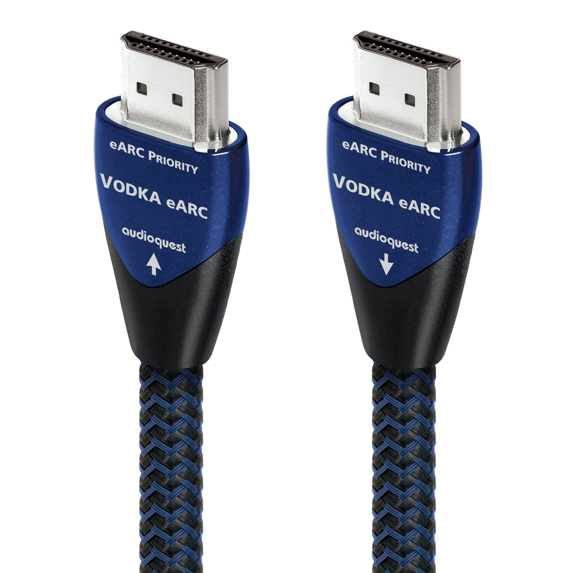 Mavi ve siyah konektör kasalarına ve örgülü kablolara sahip iki HDMI kablosu.
