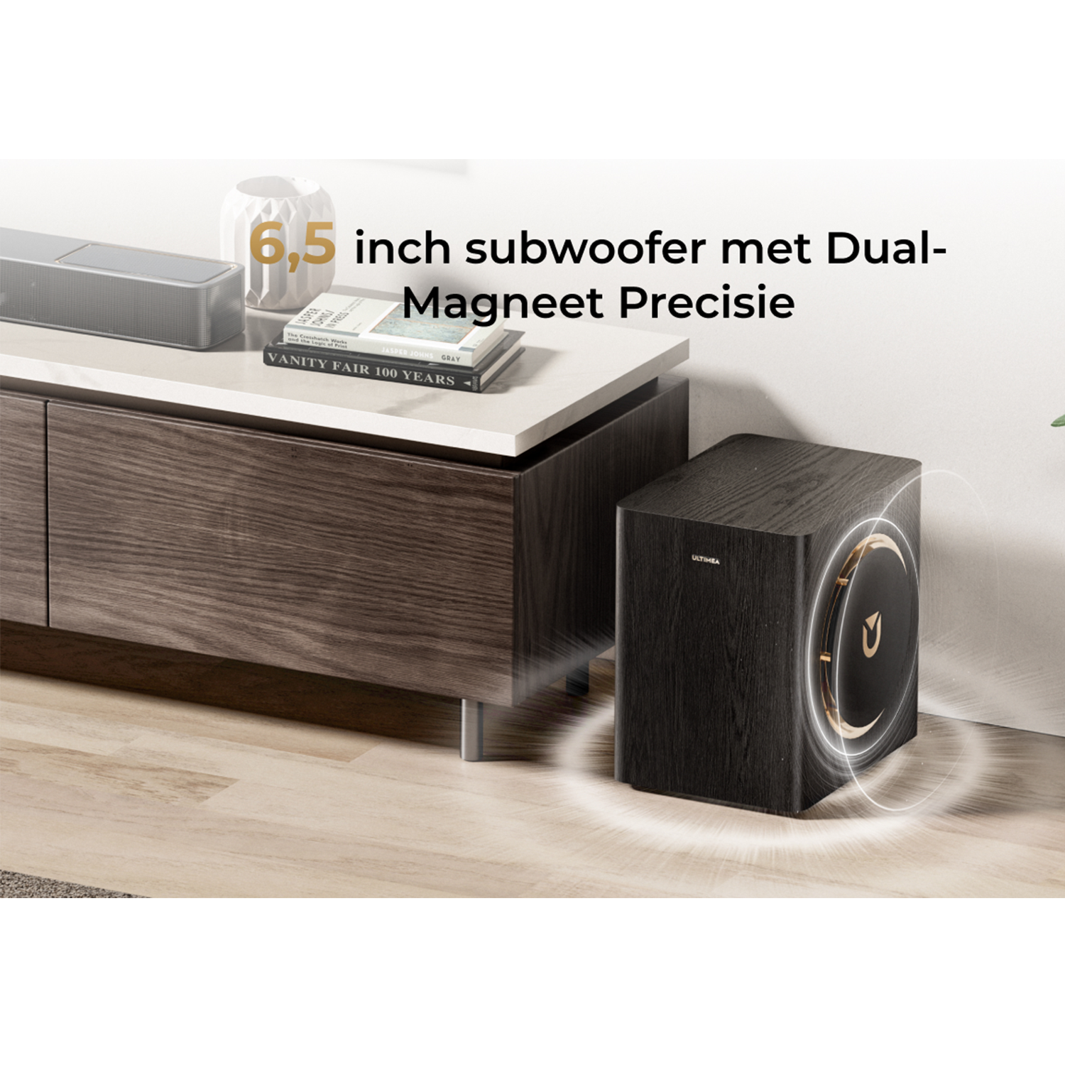 Een donkerhouten subwoofer naast een kast met boeken en een soundbar.